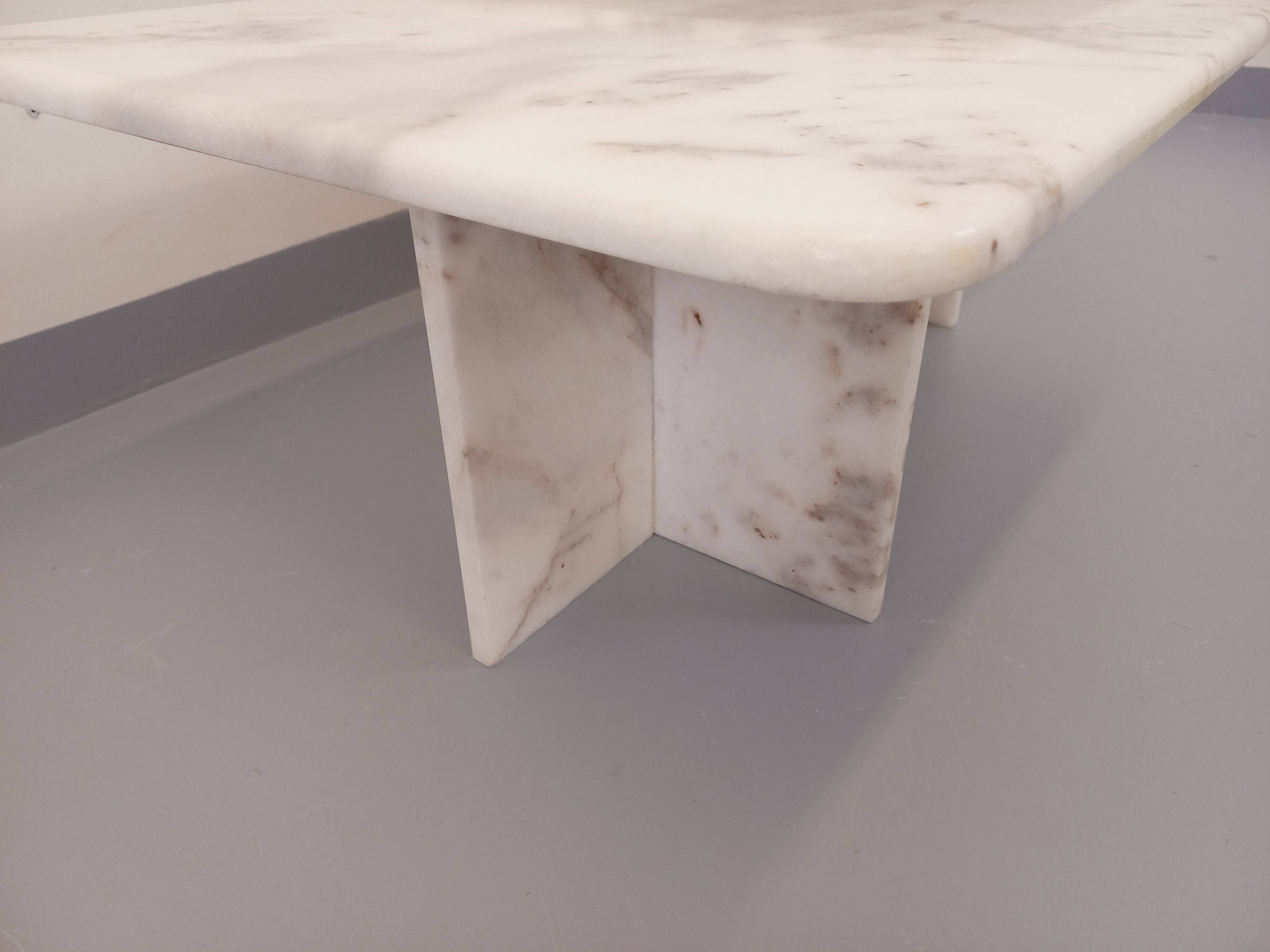 Pair of vintage nesting coffee tables in white marble from the 1970s.