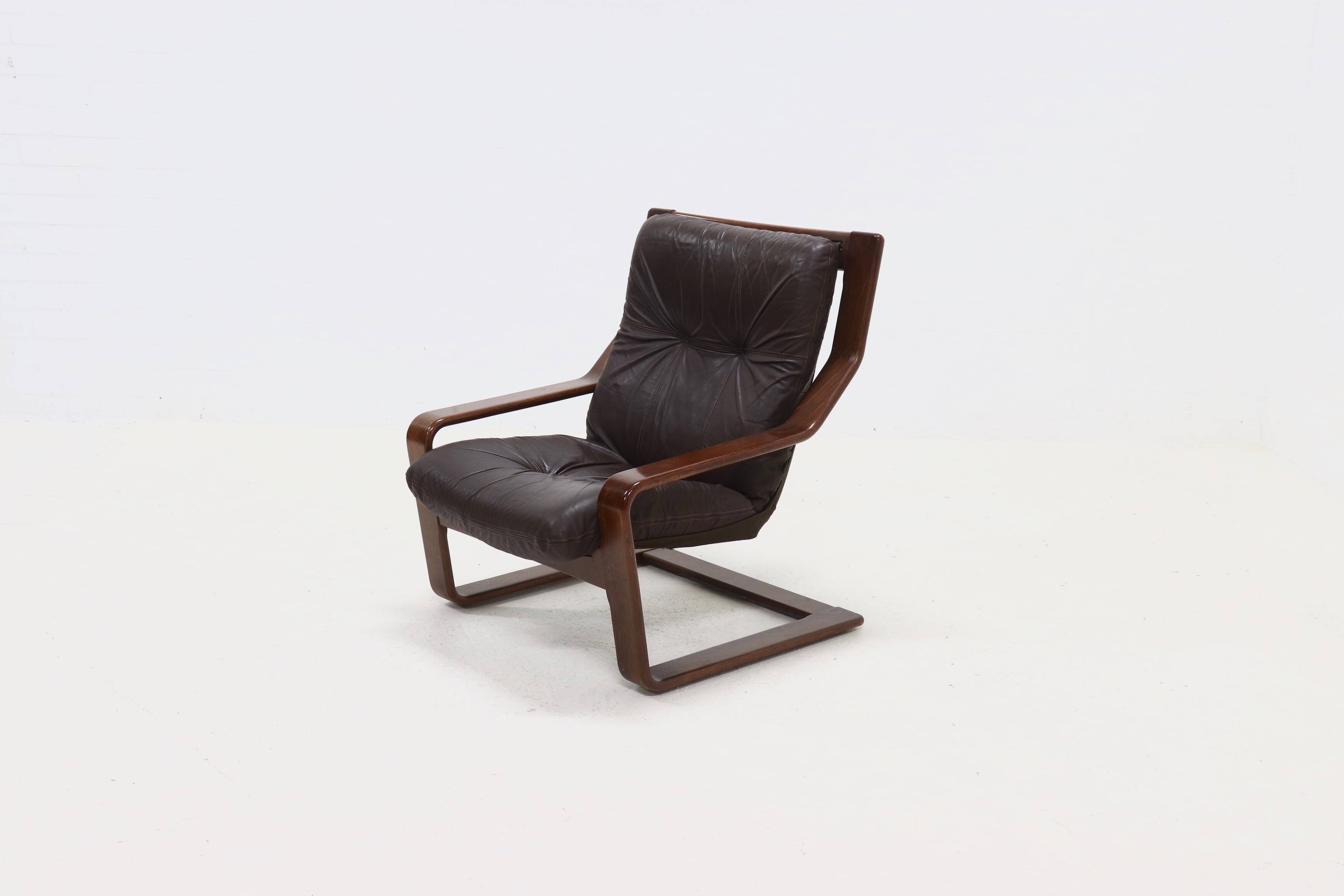 Fauteuil lounge scandinave en bois courbé et cuir 1960