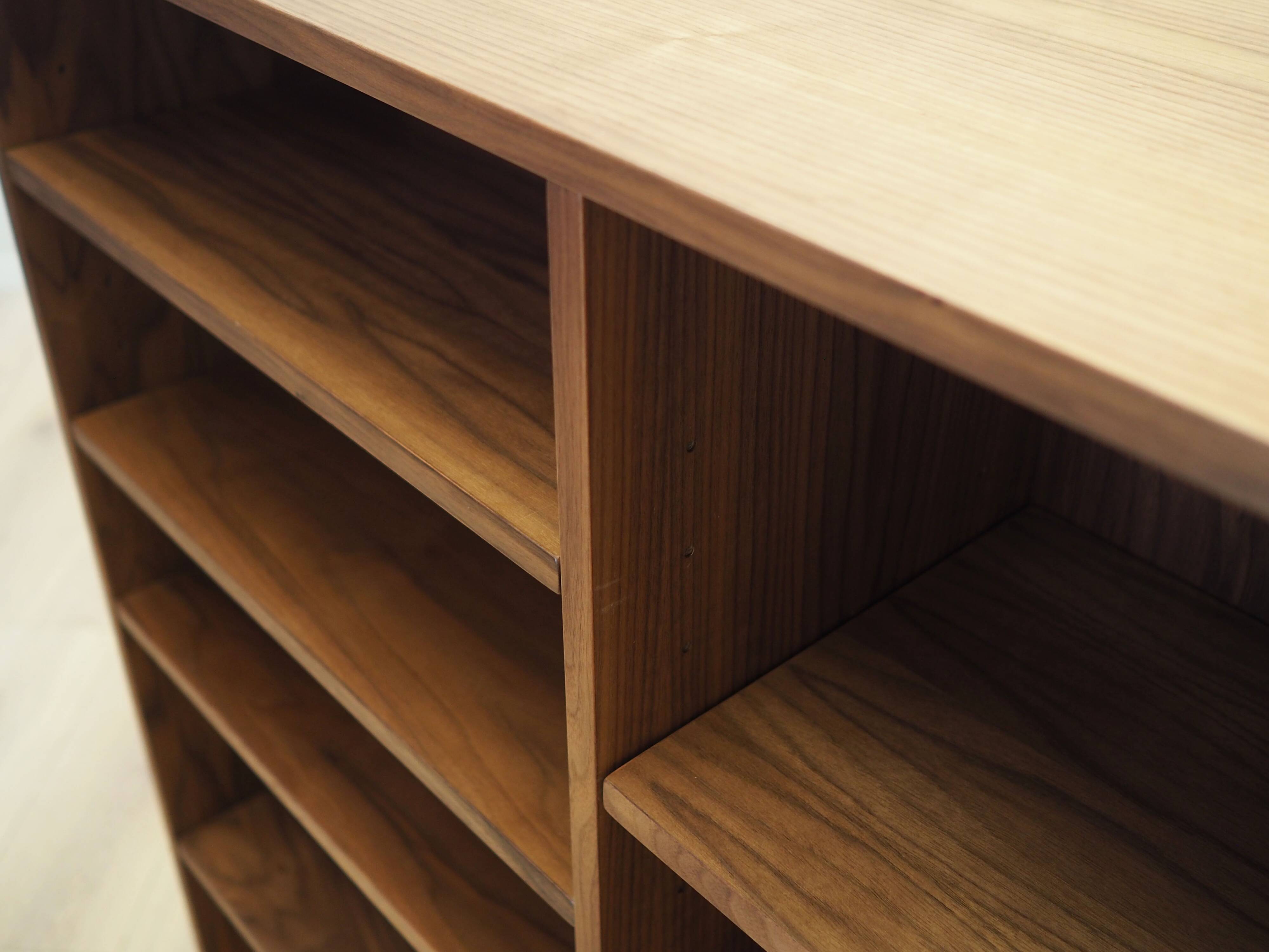 Bibliothèque en noyer, design scandinave