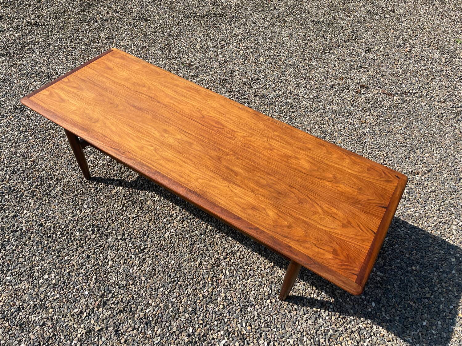 Table en palissandre Topform. Table basse vintage. Sangles en cuir