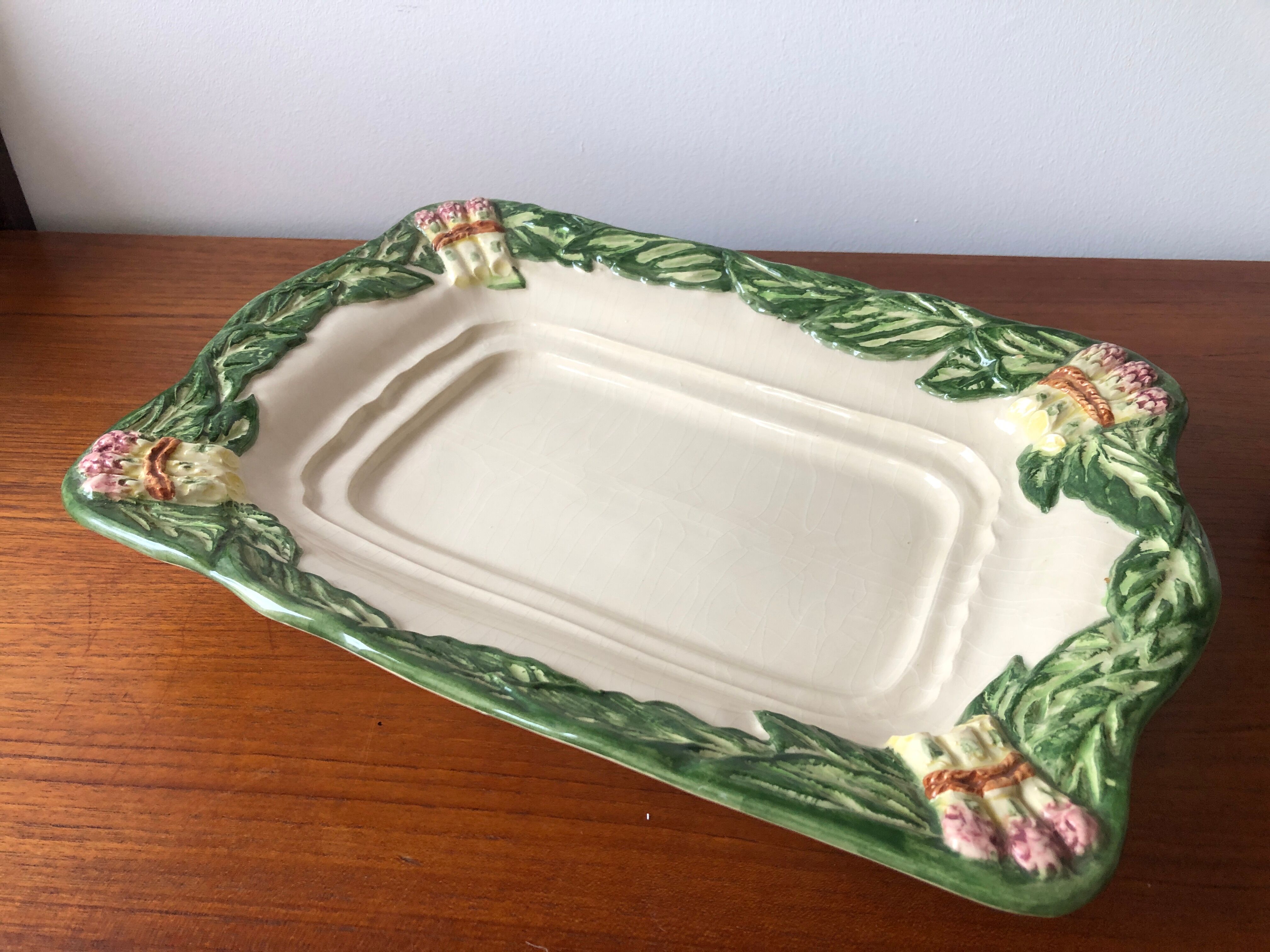 Asparagus dish with integrated drainer