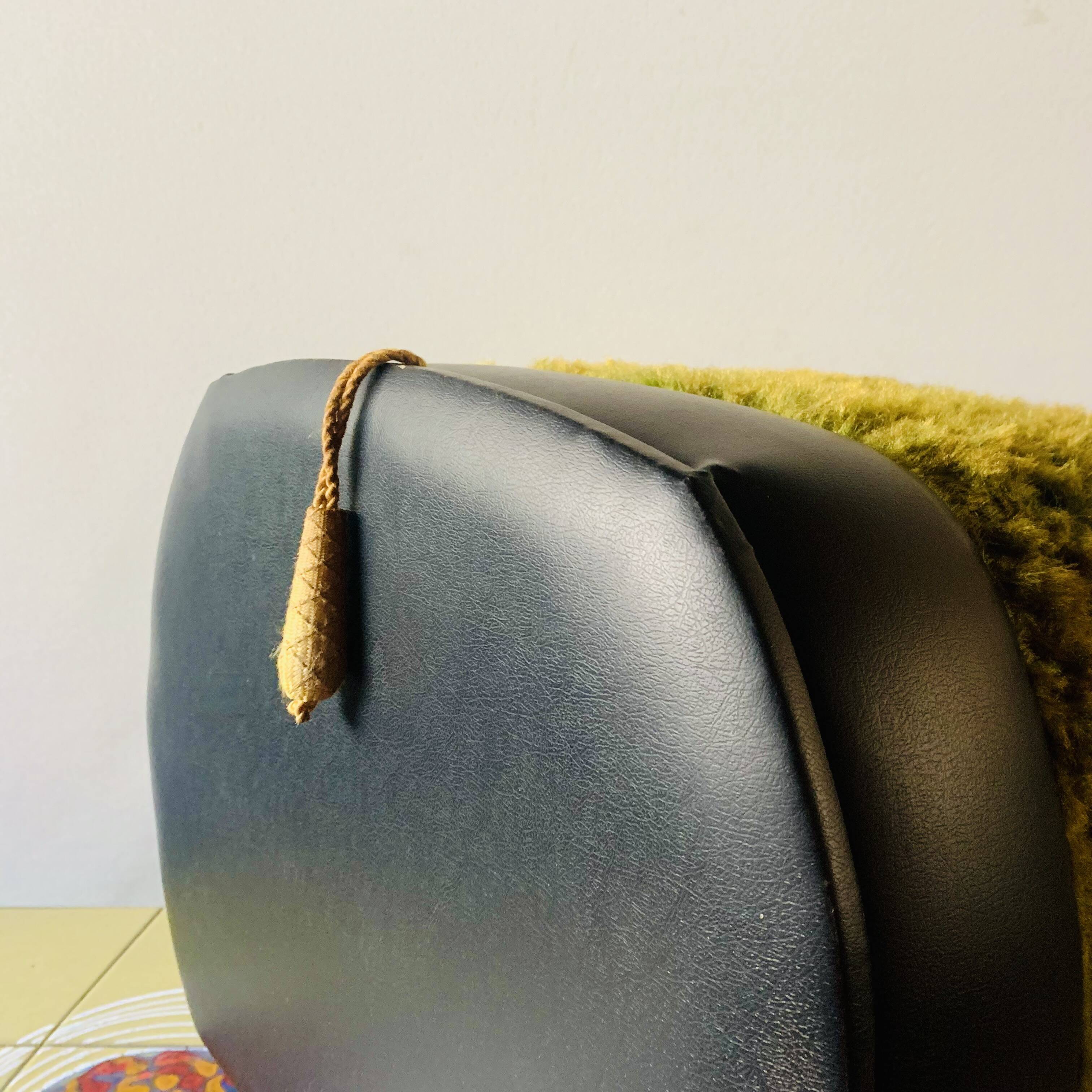 Vintage moumoute chest pouf