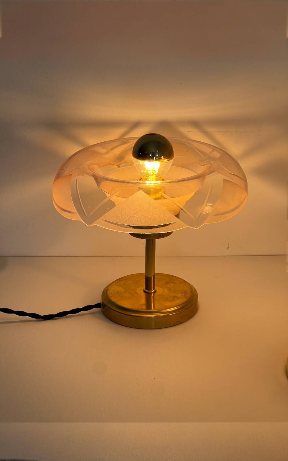 Art Deco bedside lamp in brass and etched glass