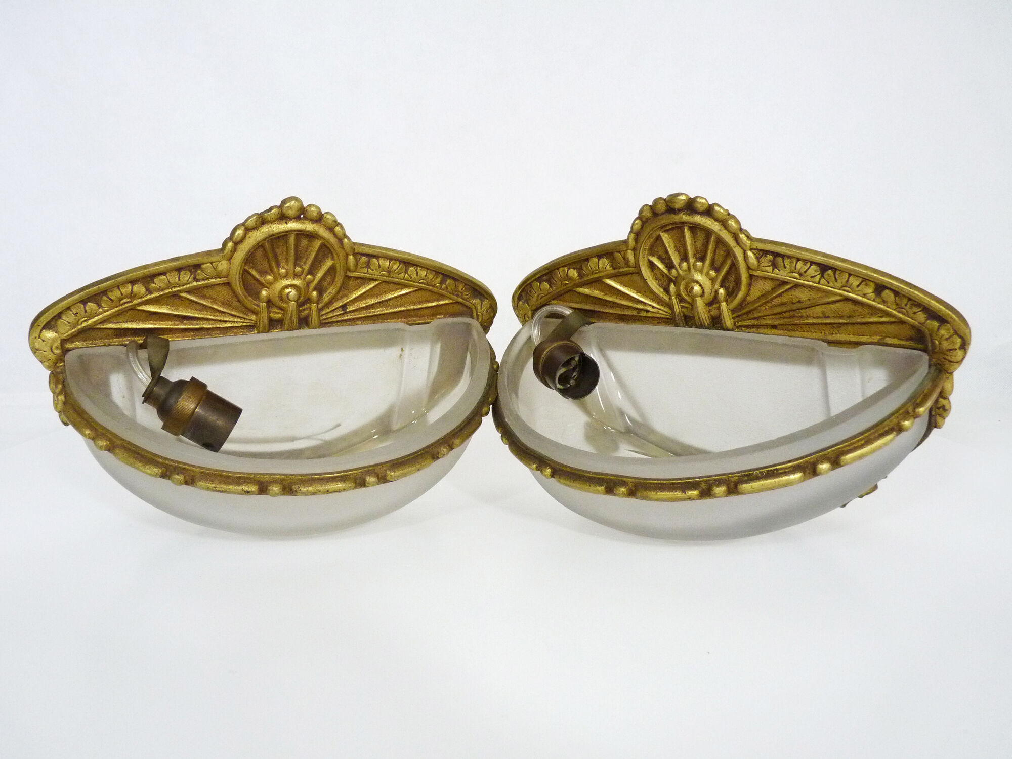 Pair of half moon Art Deco wall sconces in bronze and engraved glass 20/30