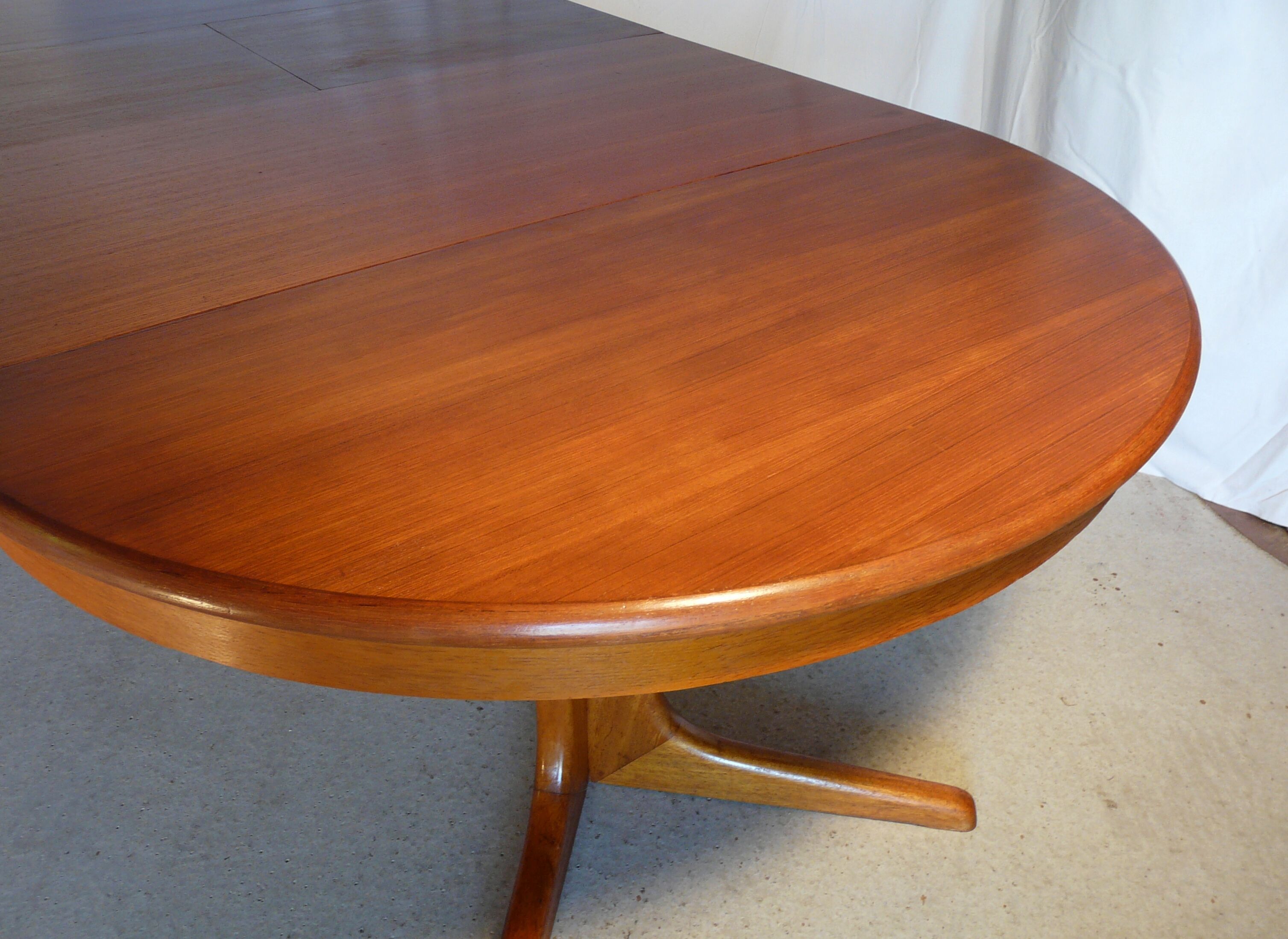 Expandable round table with two Baumann extension cords