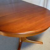 Expandable round table with two Baumann extension cords