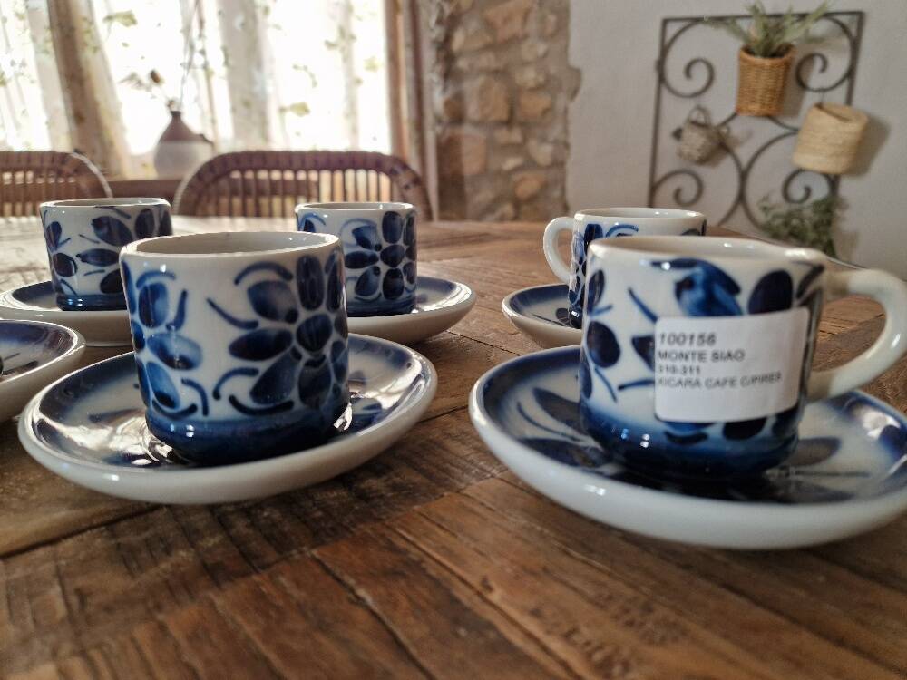 Porcelain coffee cups from Monte Sião (Brazil)
