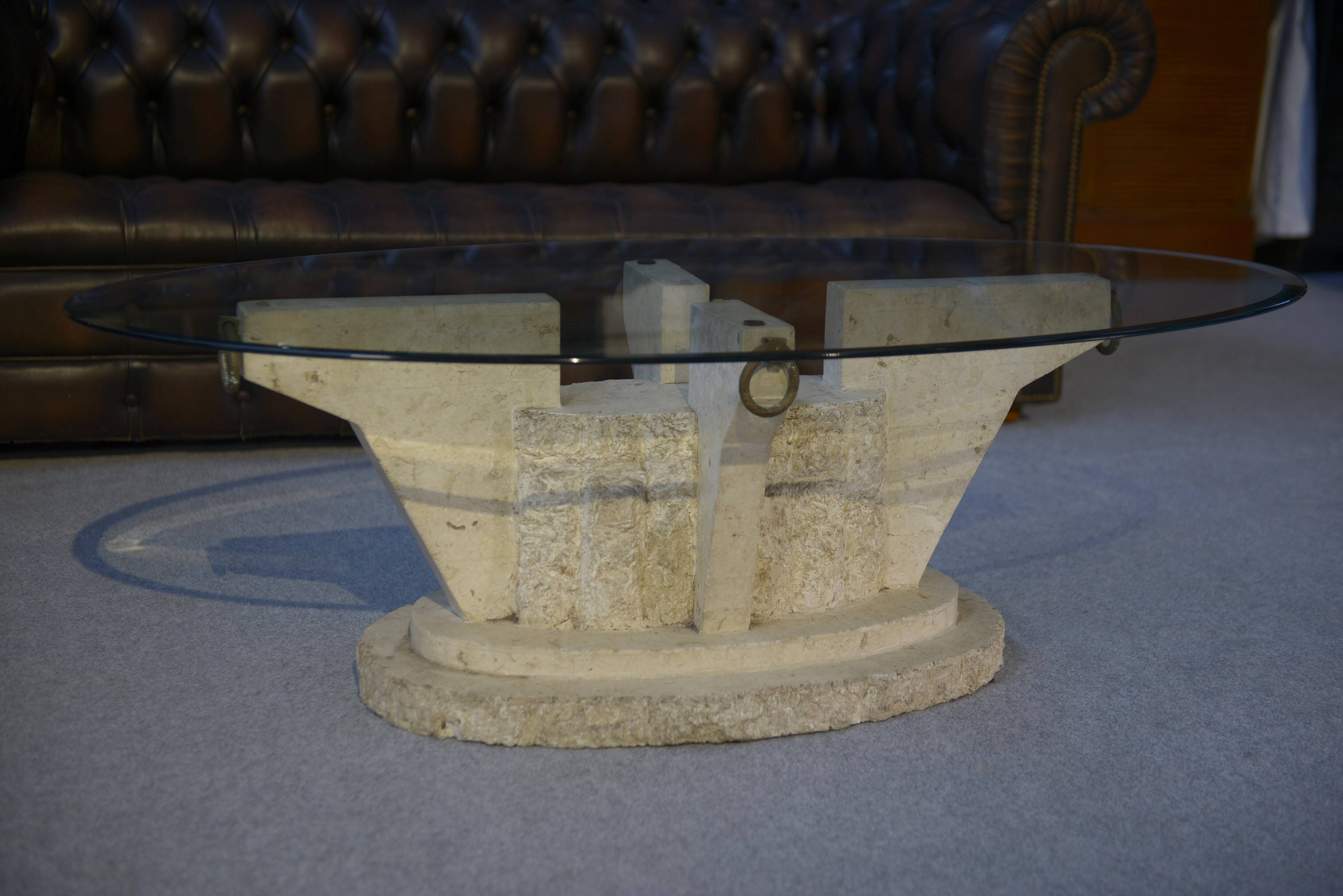 Table basse ovale en résine imitant le travertin, 1970