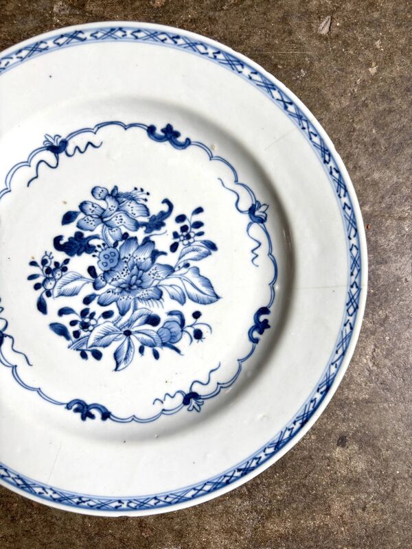 Assiette plate en porcelaine peinte à la main, Asie XIXème s.