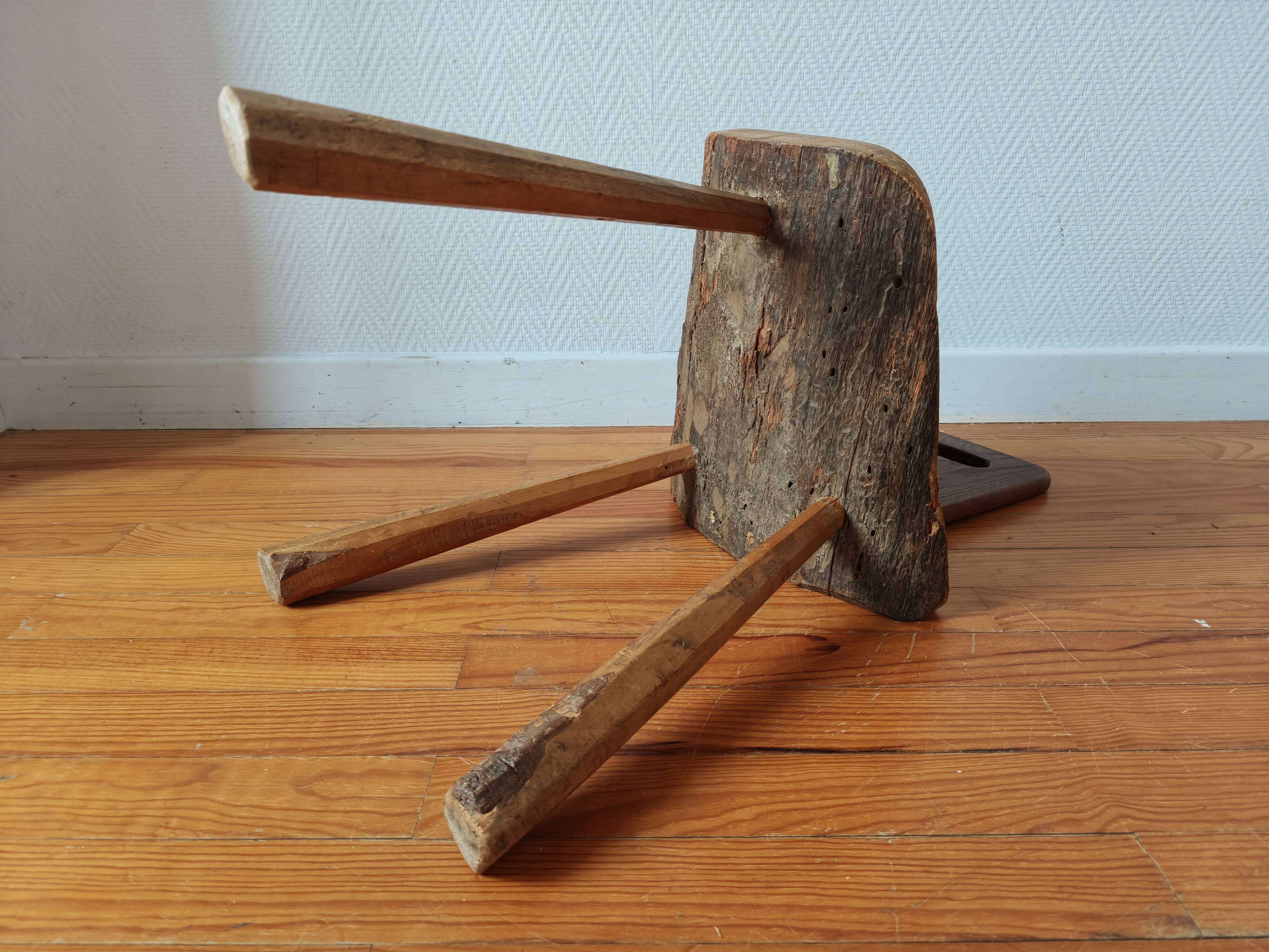 Tripod chair in solid wood – Handcrafted – Brutalist spirit