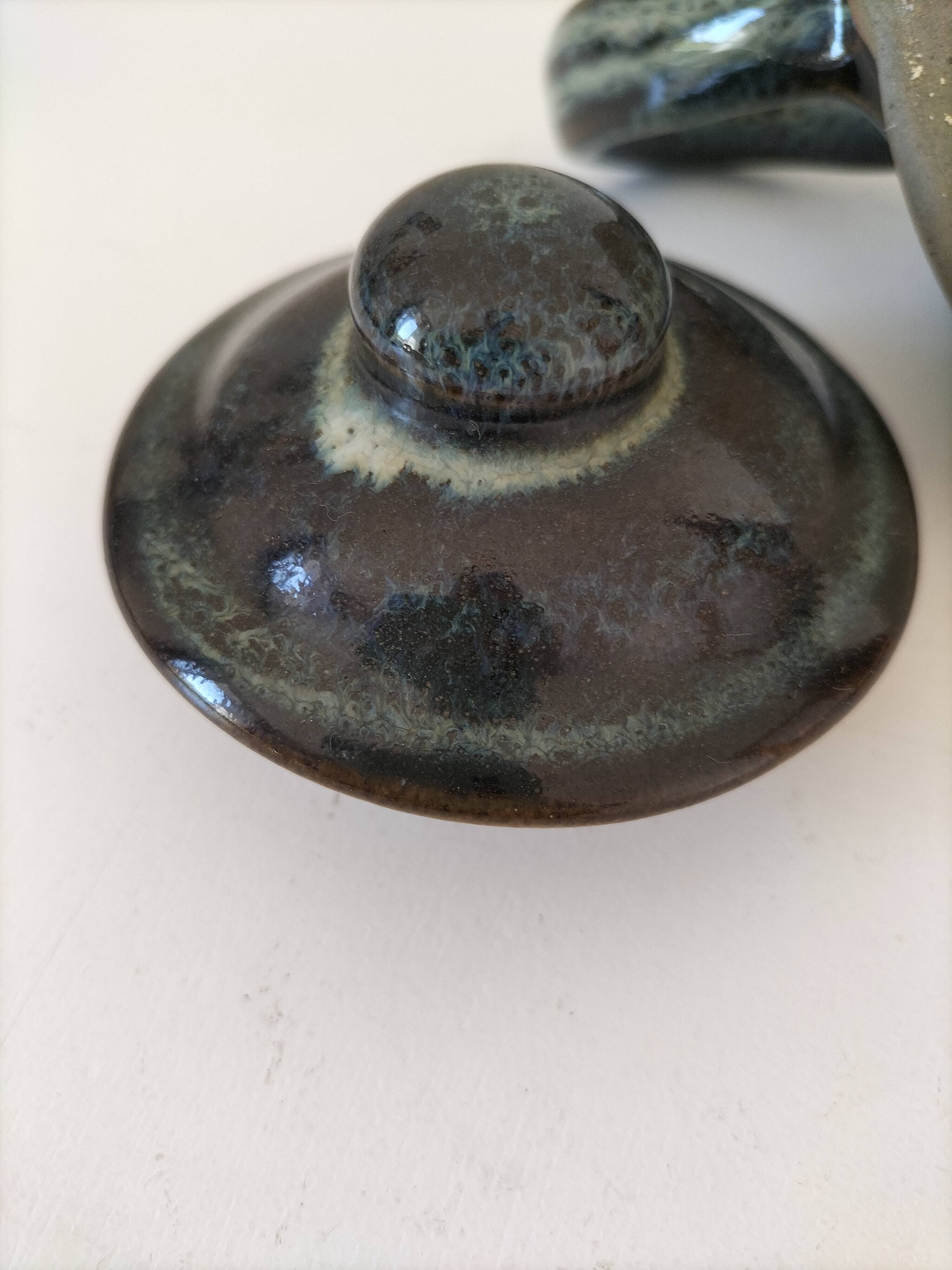 Théière en grès émaillé bleu pétrole signée.