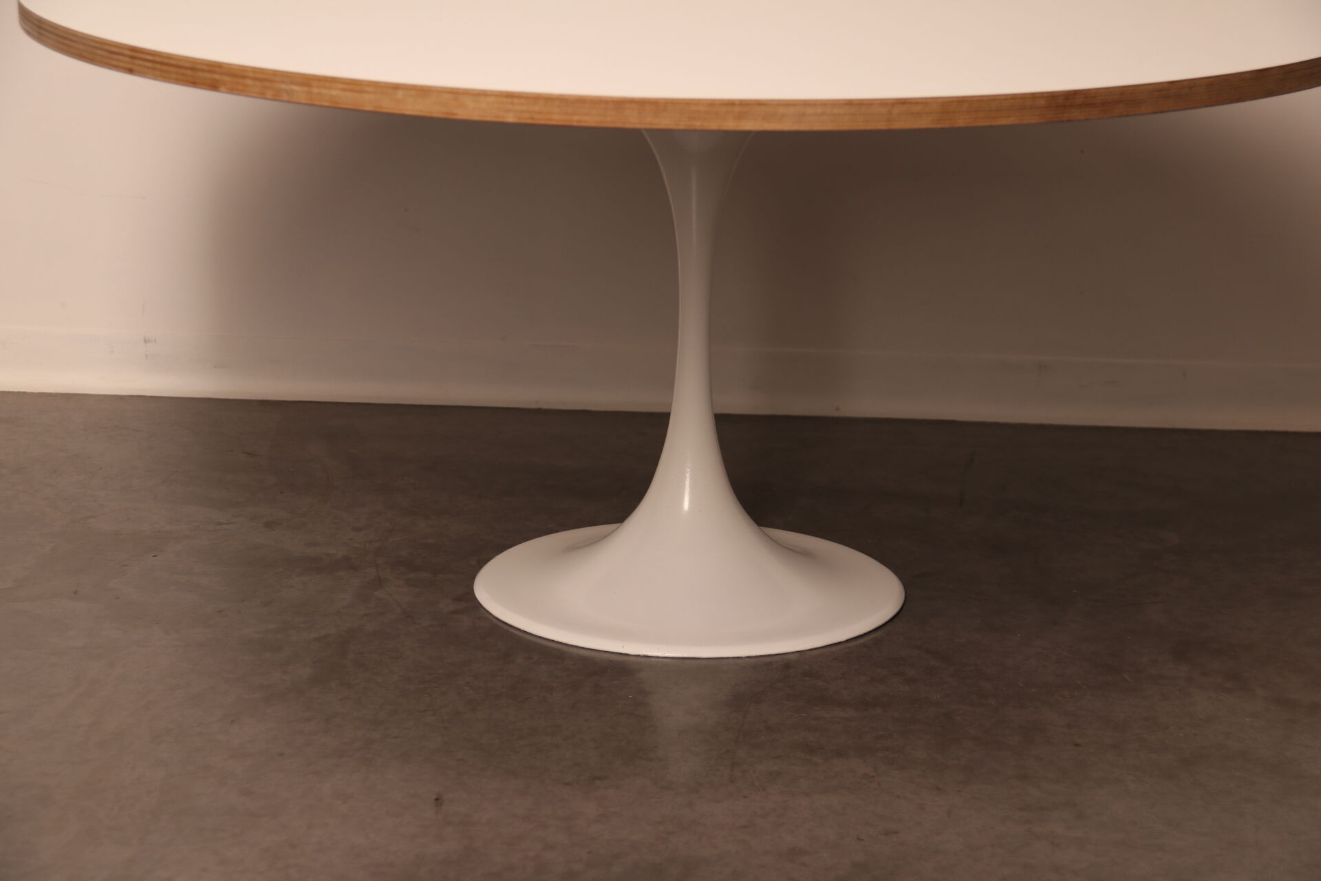 Table basse avec pied tulipe blanche - années 1960