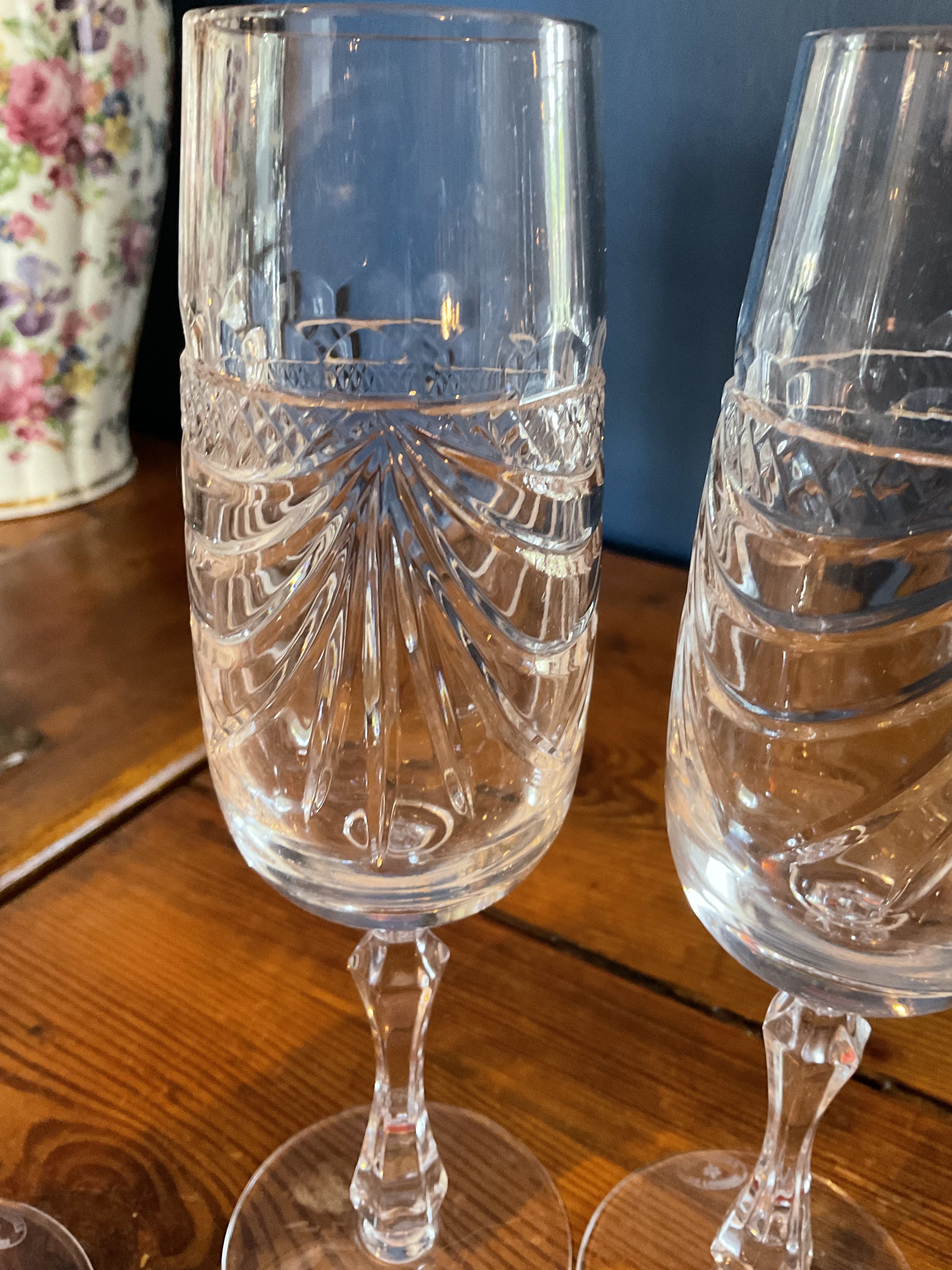 18 verres .6 vin .6 eau .6 flûtes.cristal de Lorraine.