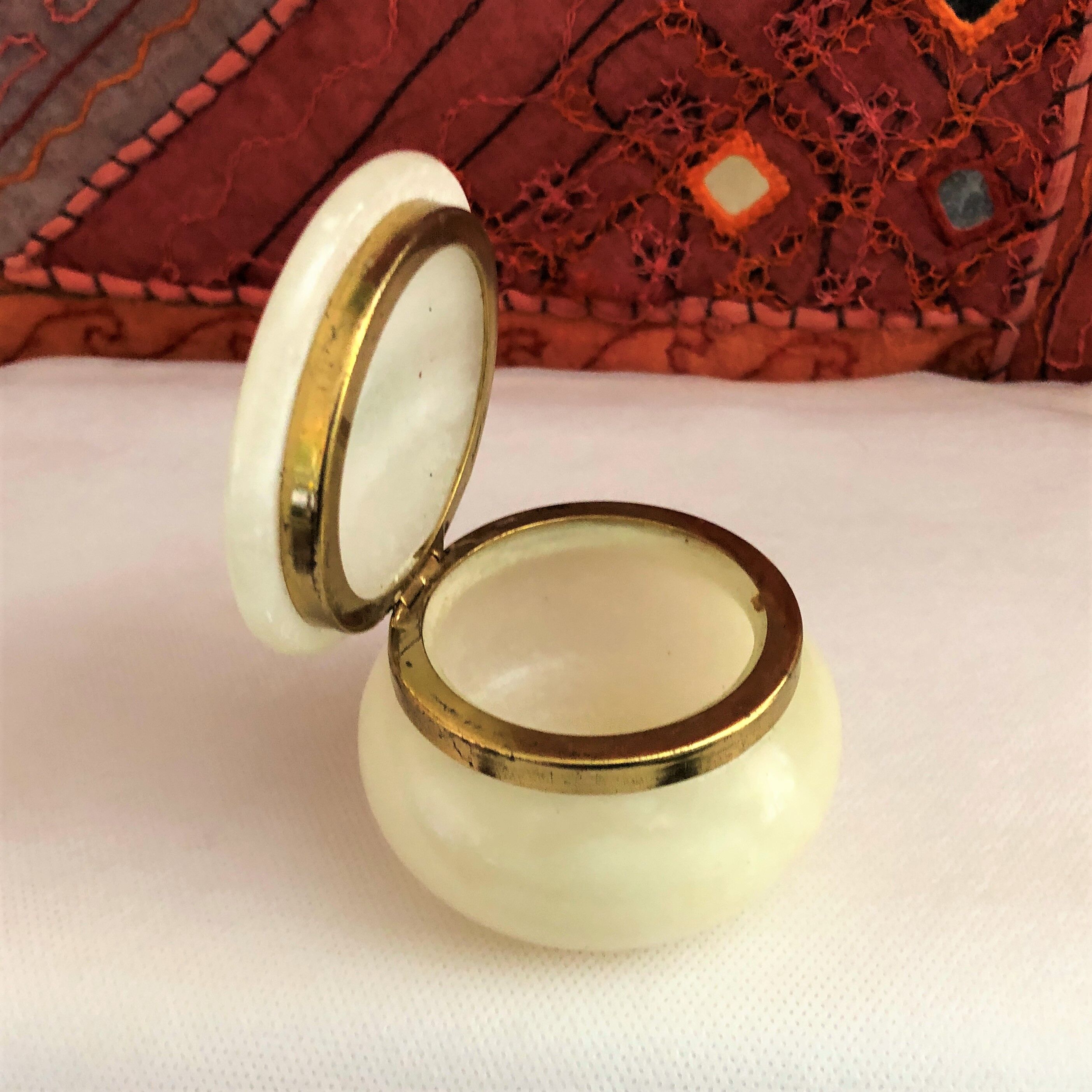 Artisanal alabaster boître white Spain