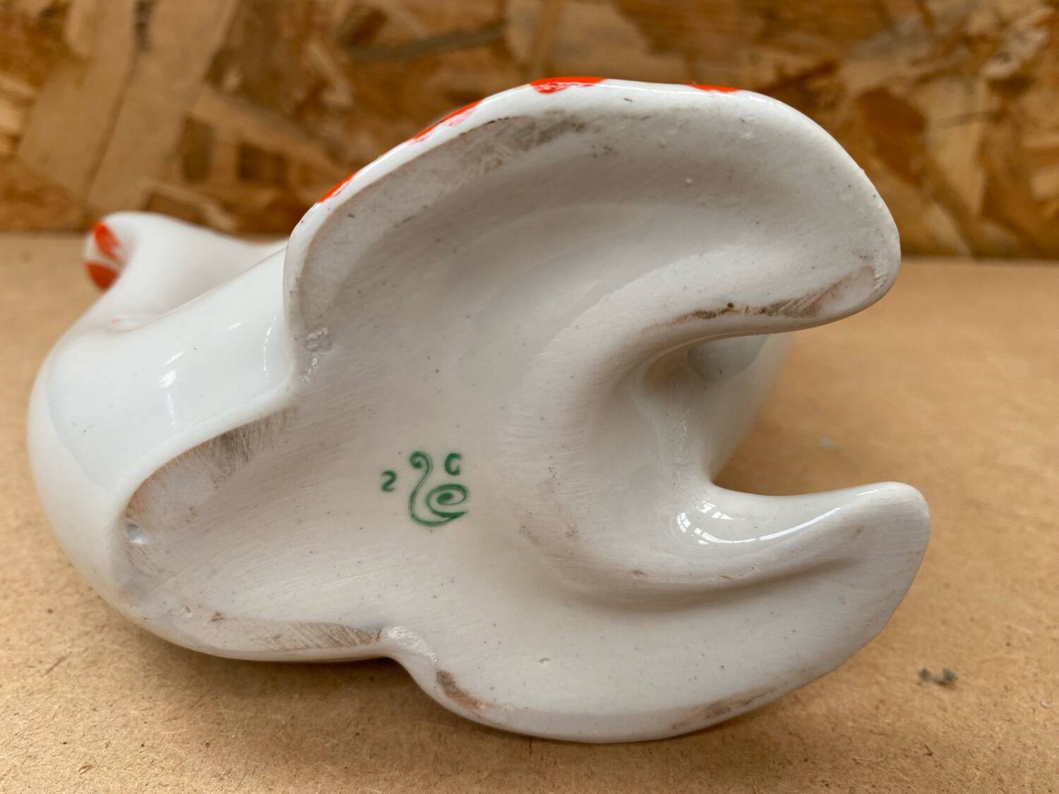 Ancienne bouteille forme poisson blanc orange vintage