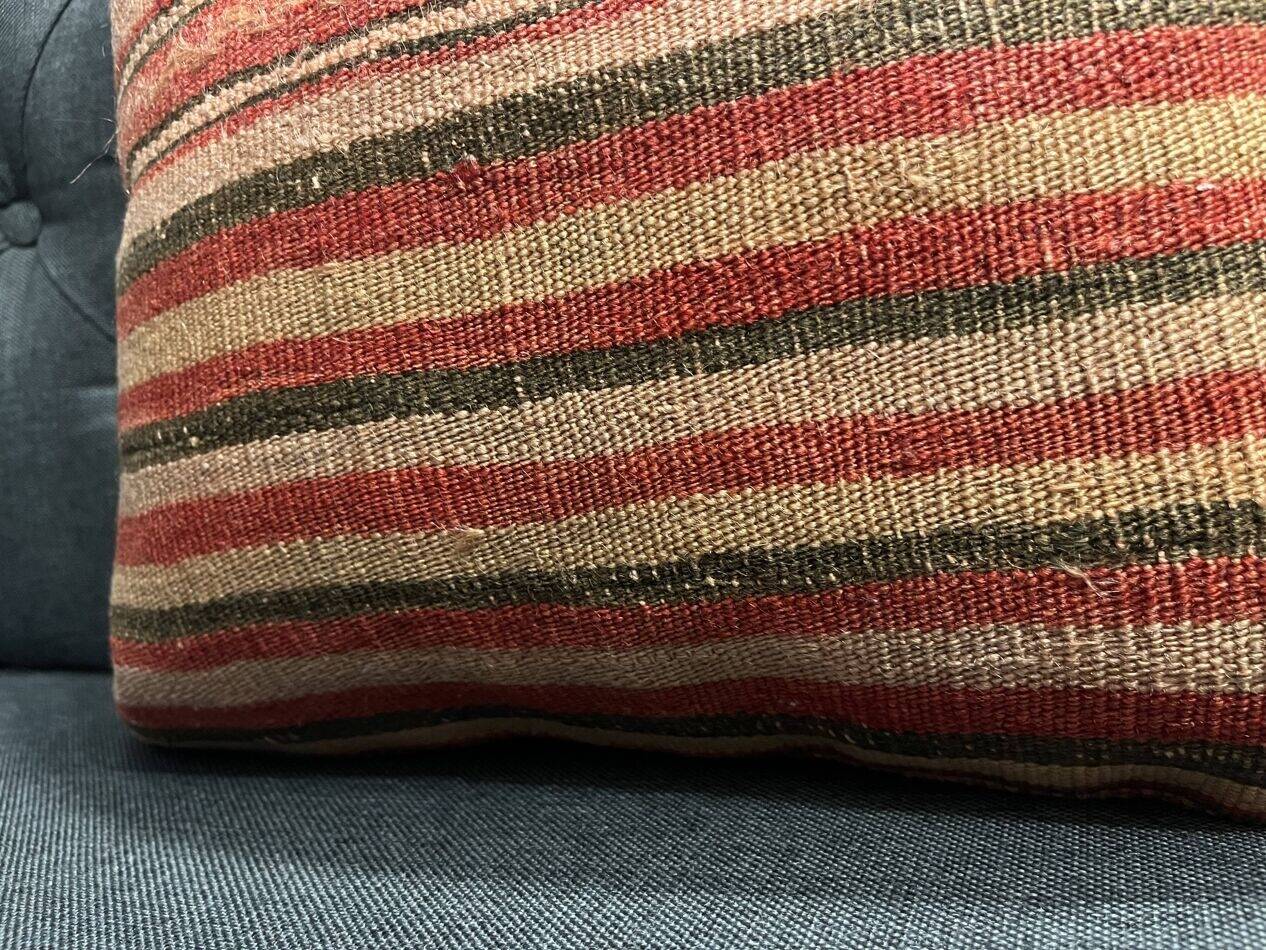 Ancien coussin rose authentique