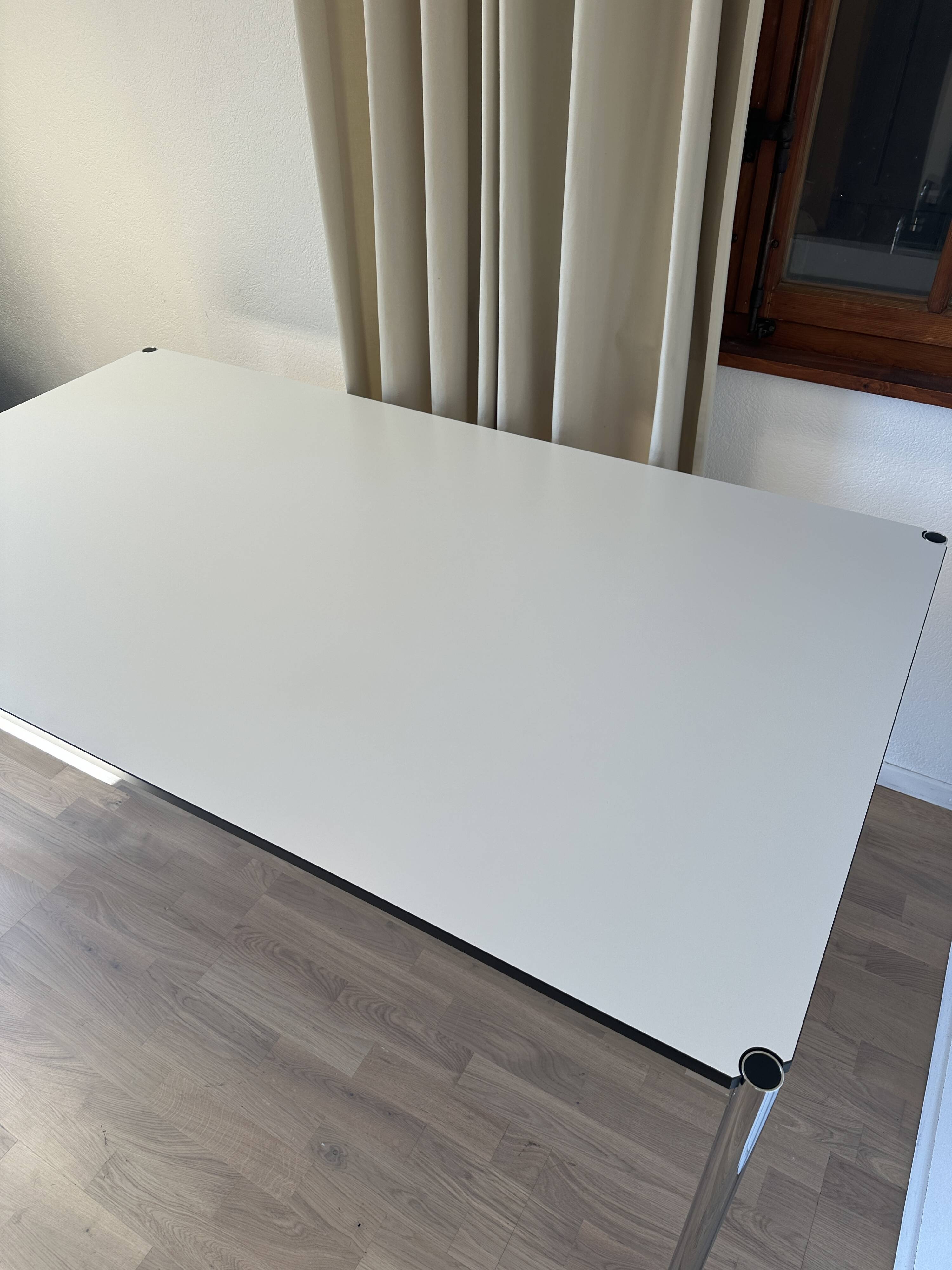 Bureau USM Haller en stratifié gris perle