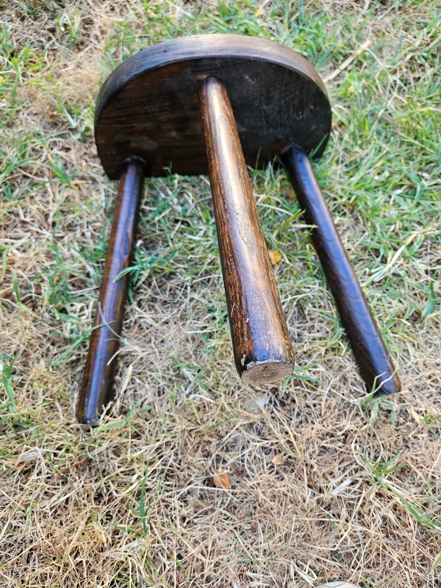Tabouret tripode en bois massif vintage