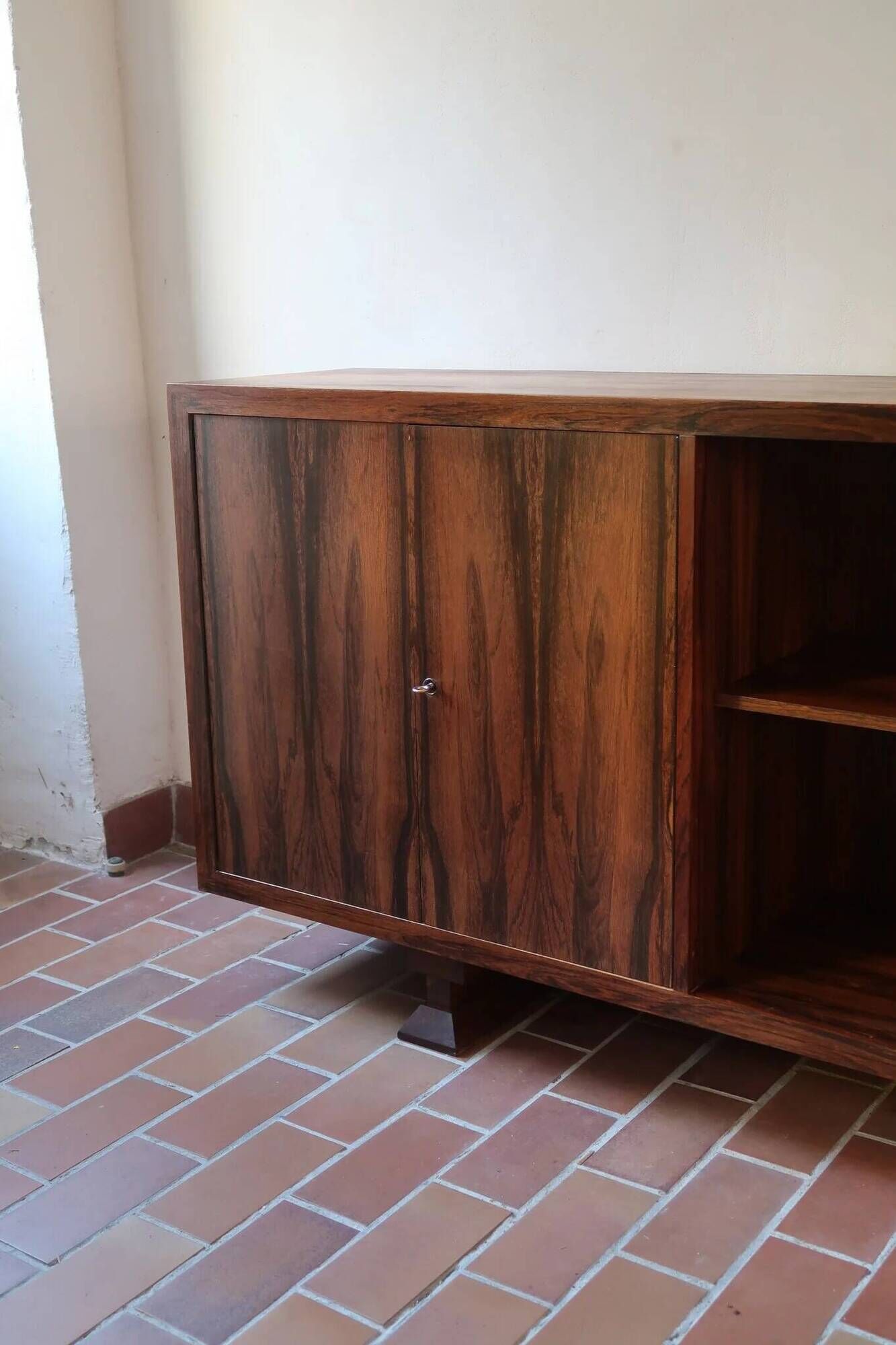 Large rosewood sideboard, 2 doors and central niche.