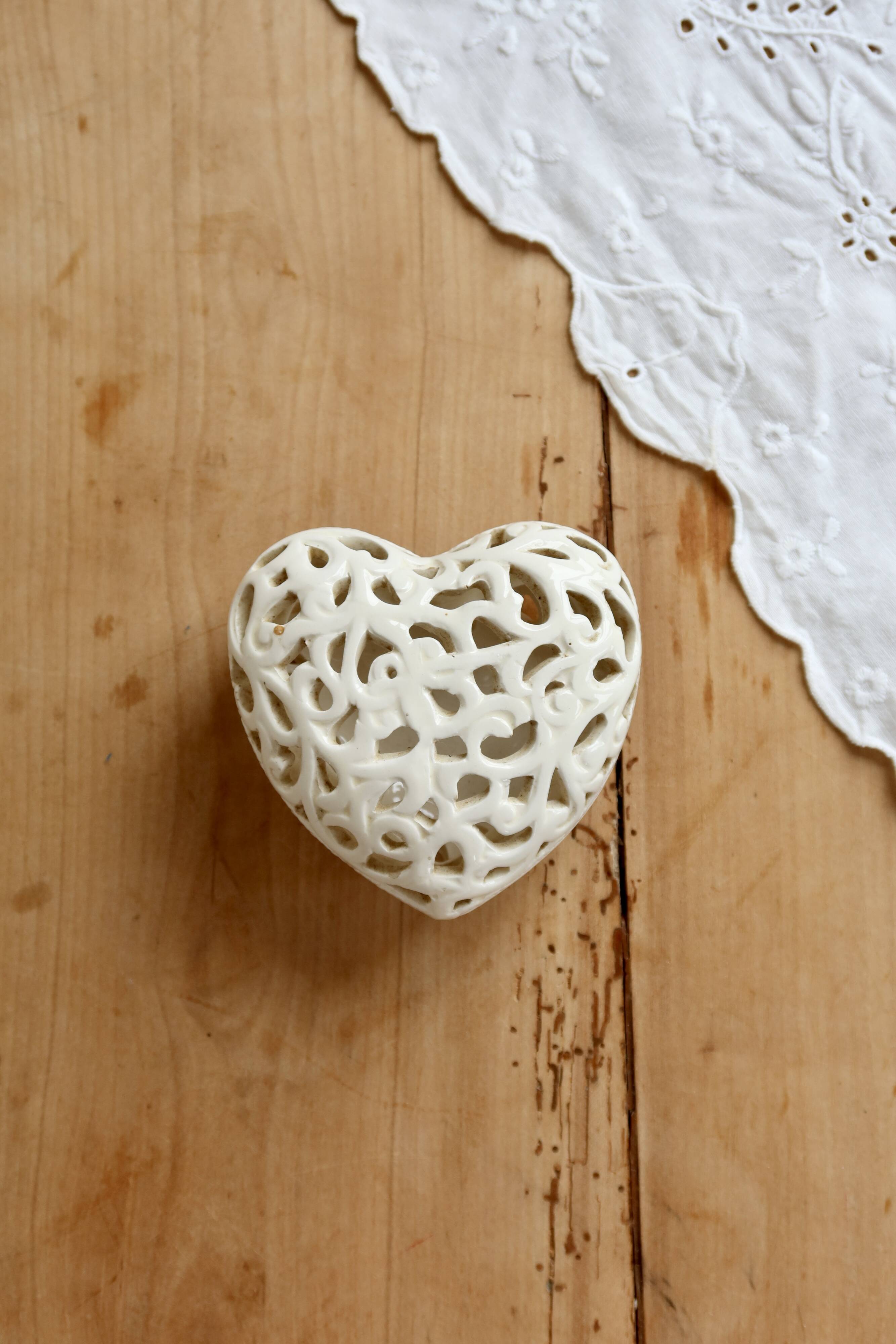 Openwork heart-shaped box in ivory earthenware – Vintage sweet jar