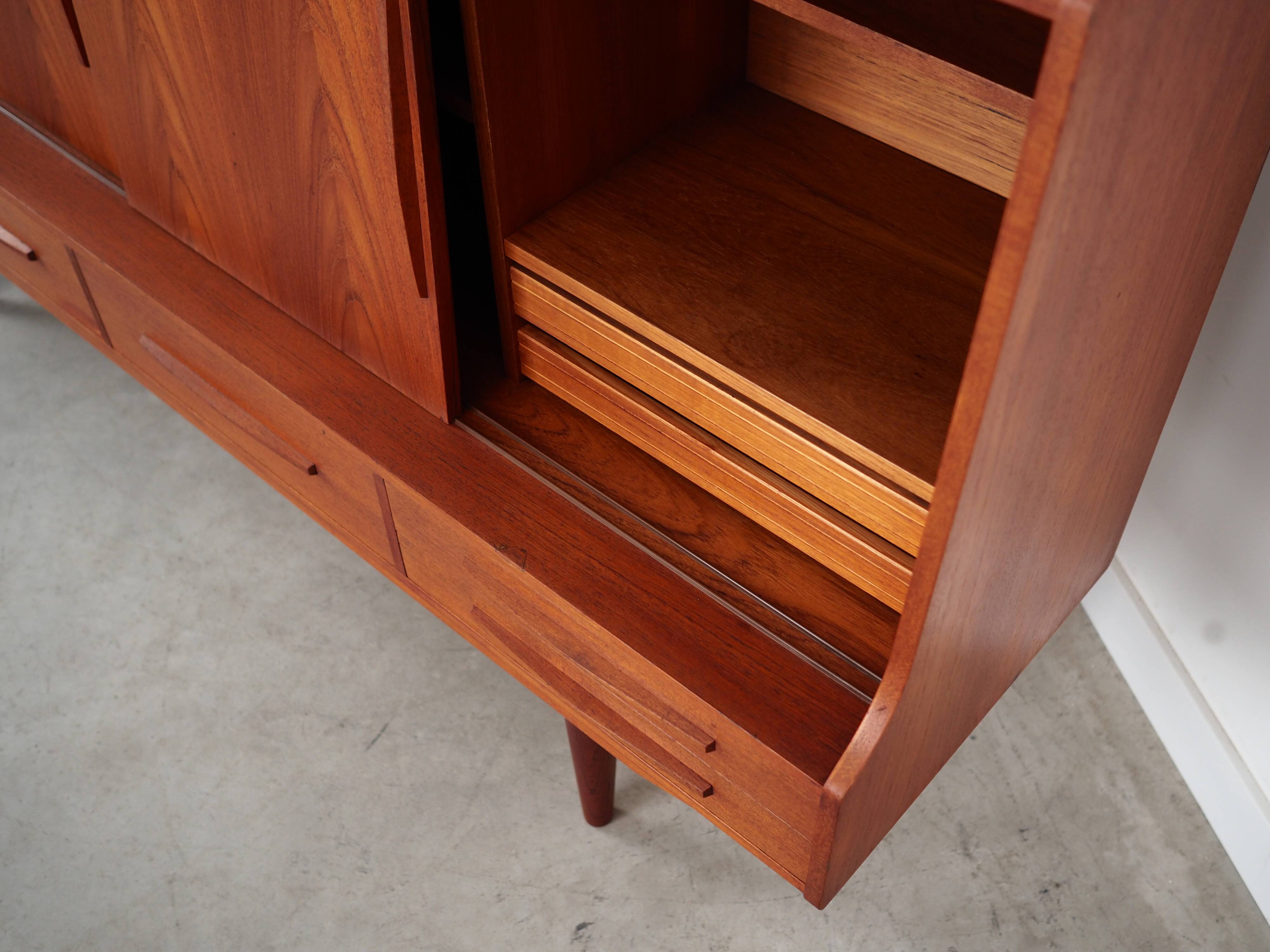 Buffet haut en teck, design danois, années 1960, production : Danemark