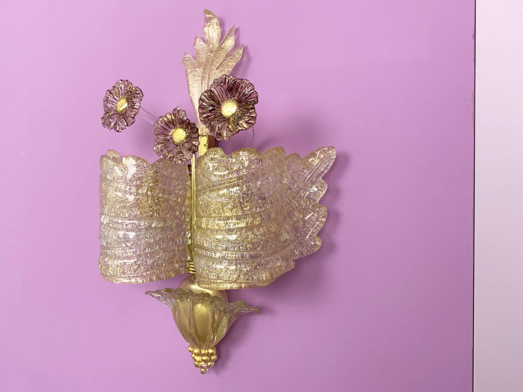 Set of 2 "Grand Hotel" sconces by Barovier & Toso, Murano, Italy, 1950s. Murano glass from Venice with gold dust and purple-coloured glass flowers
