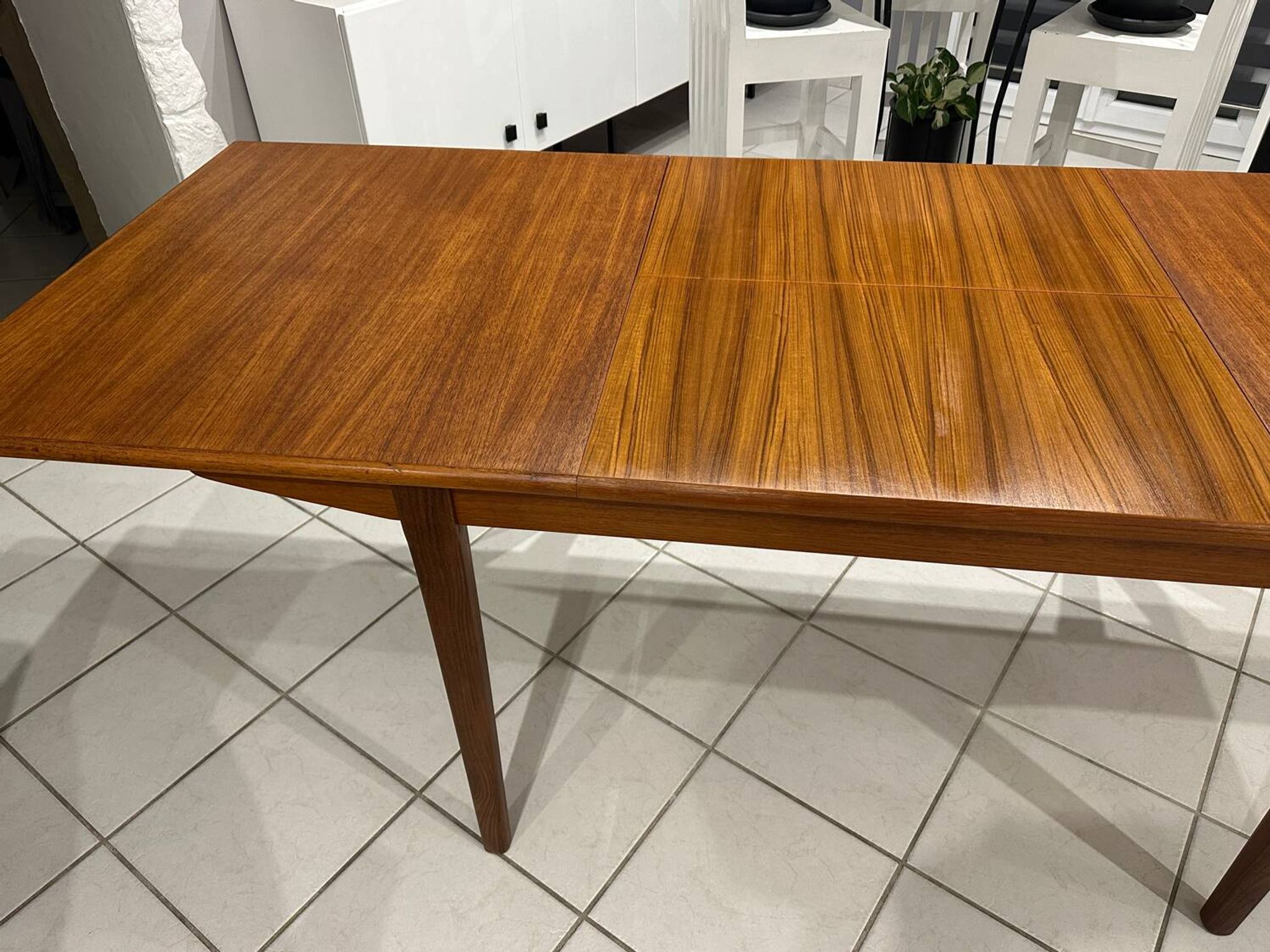 Large extendable Scandinavian table in vintage teak from the 1970s.