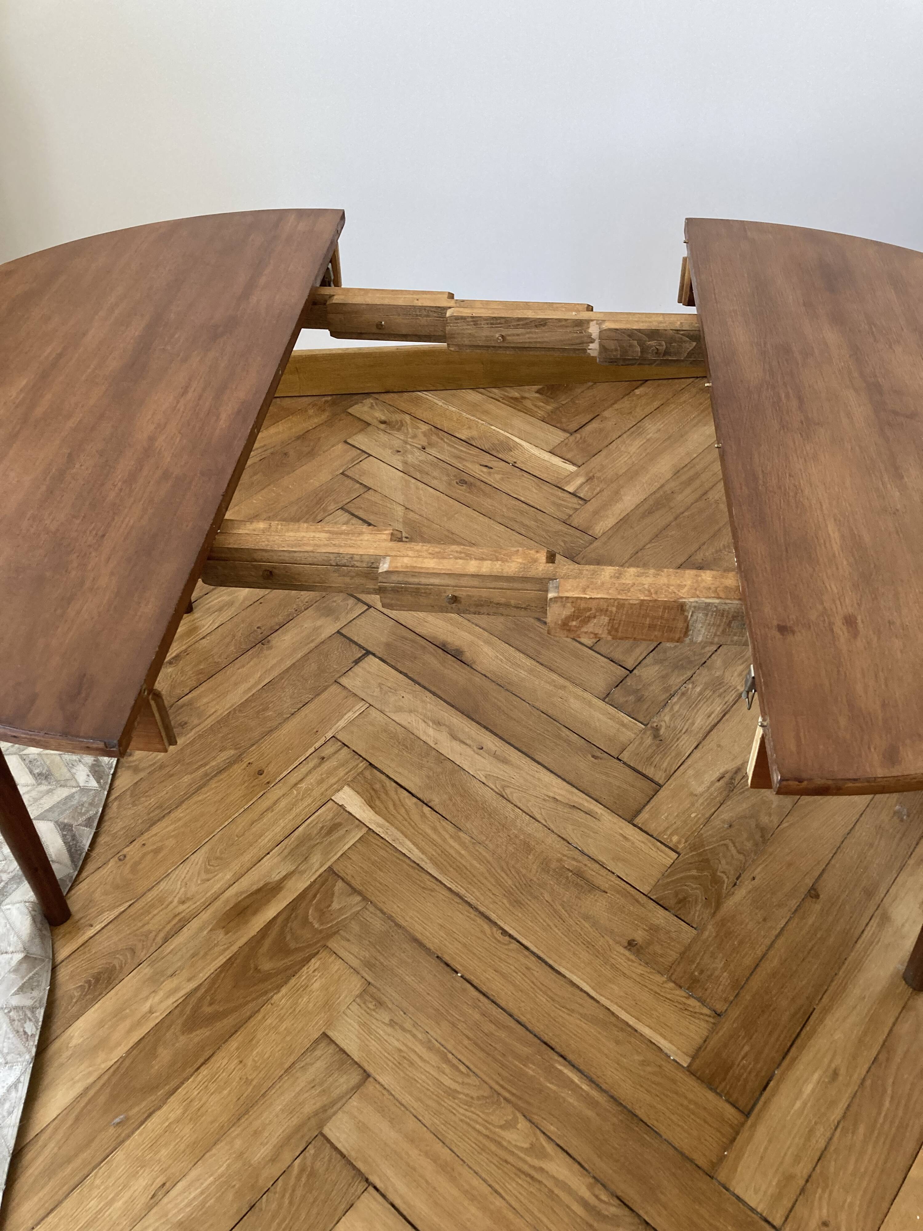 Extendable Scandinavian table