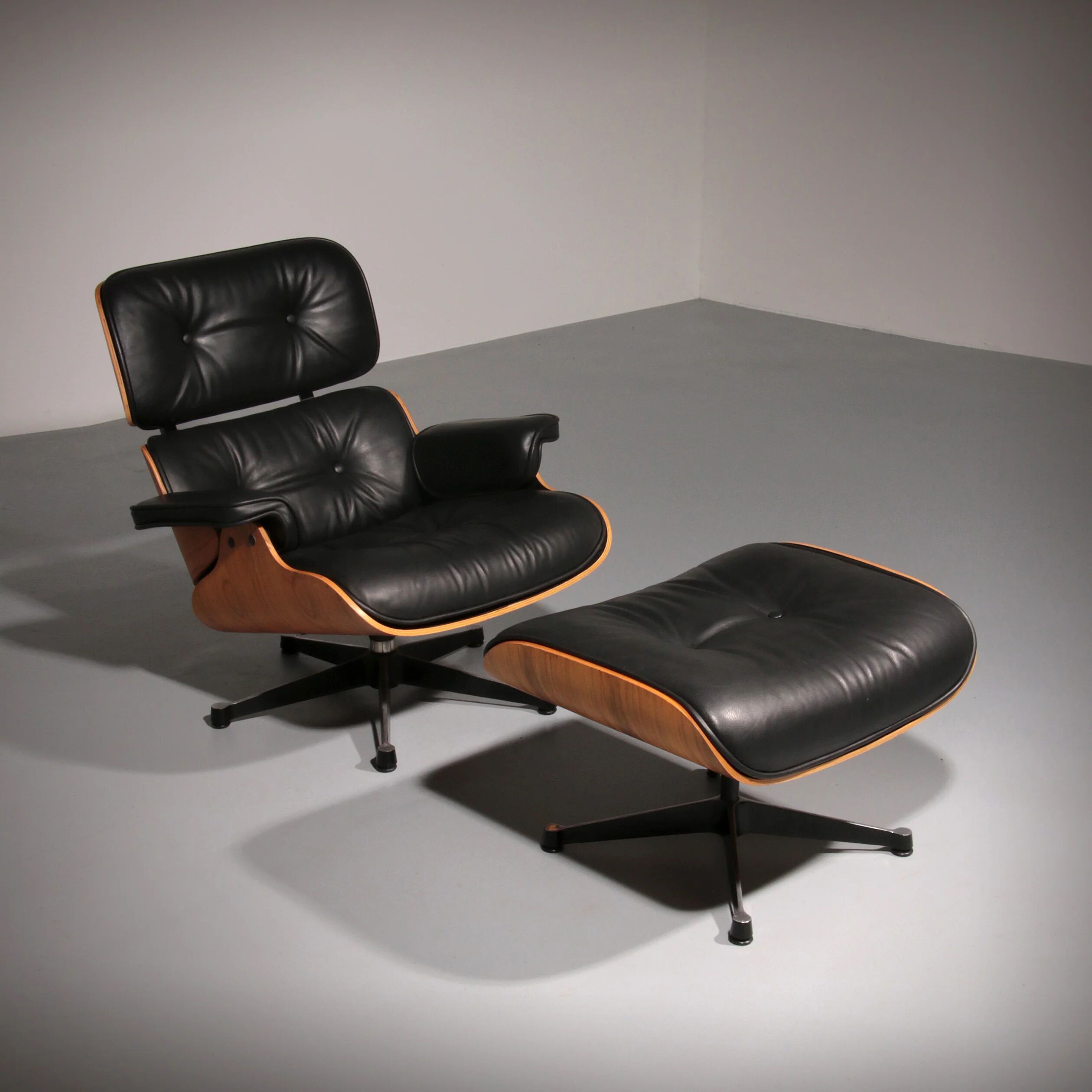 Ensemble de fauteuil et repose-pieds par Charles Eames, années 1960.