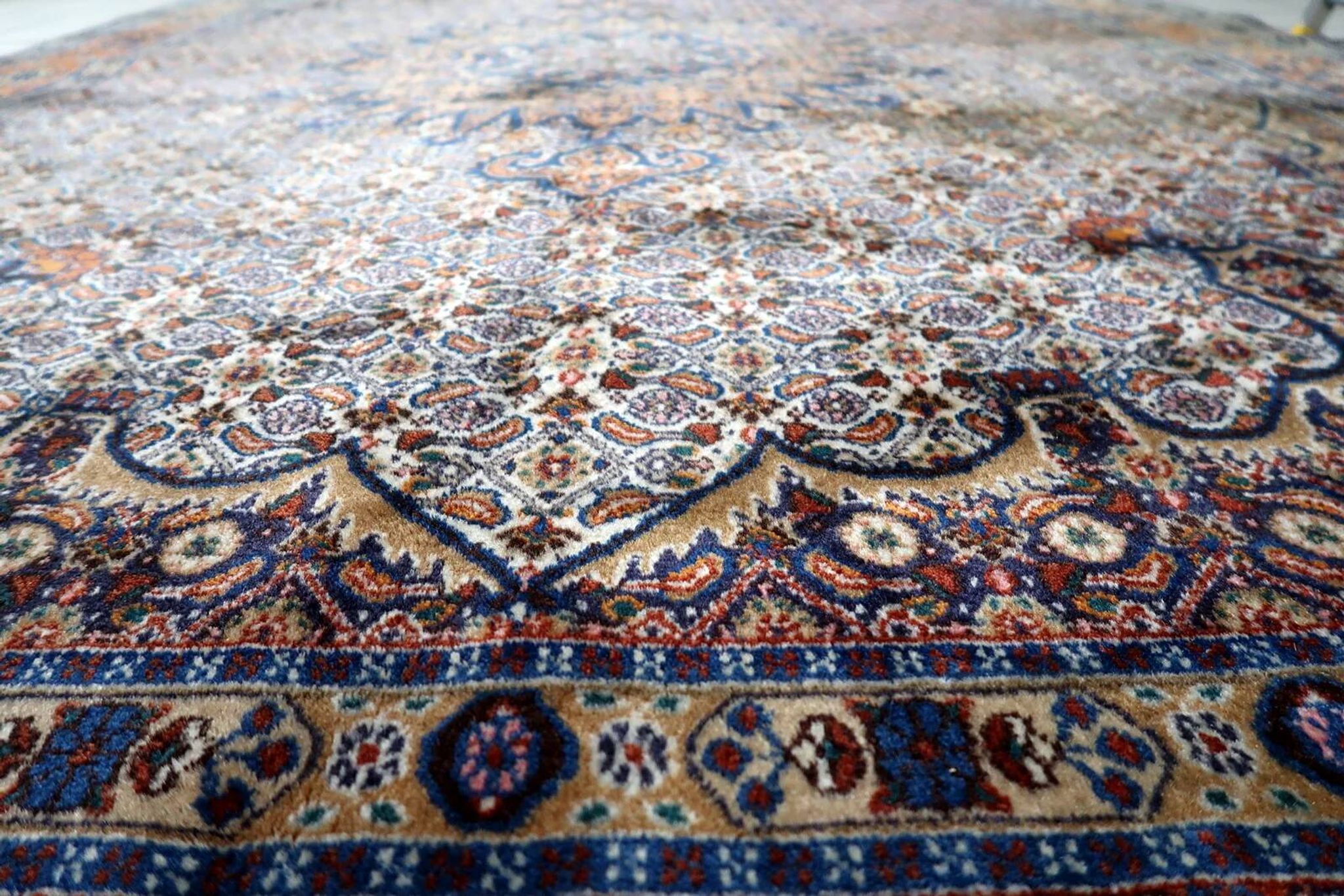 Tapis médaillon en laine fait main des années 1940, ivoire et marine, 212 × 312 cm