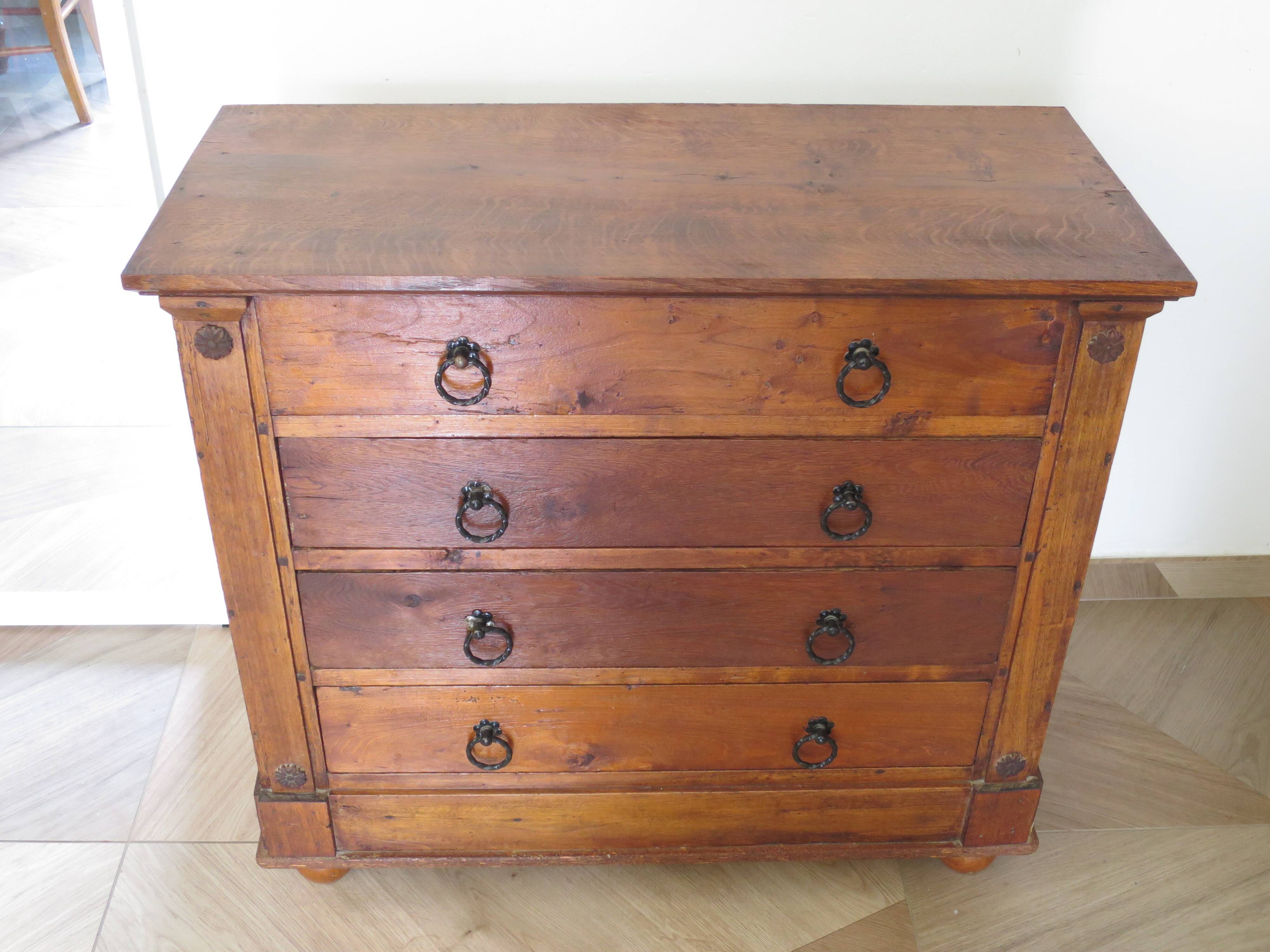 Commode 4 tiroirs en bois massif, début XXème s.