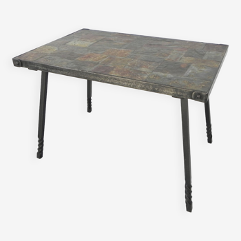 Table basse brutaliste avec plateau en ardoise