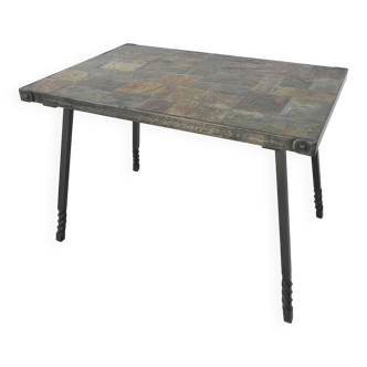 Table basse brutaliste avec plateau en ardoise