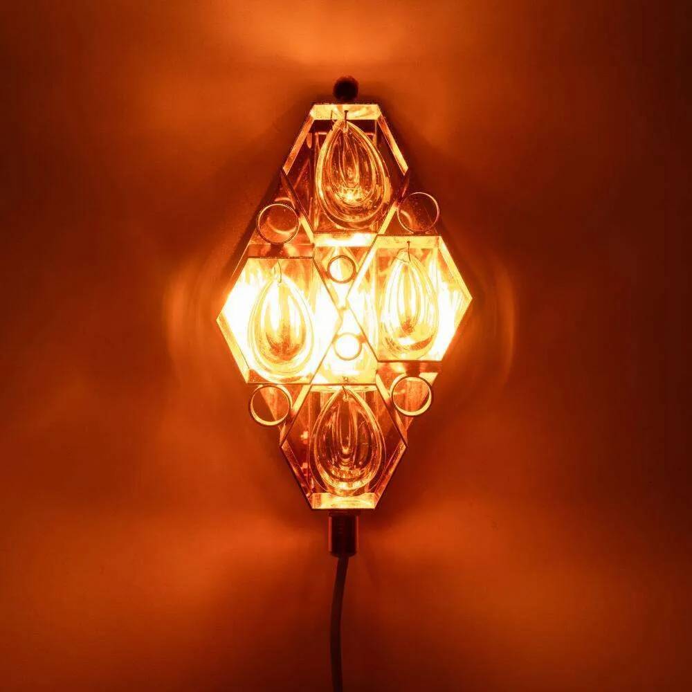 Vintage wall sconce in brass and crystal from the 1960s, Regency lamp in brass.