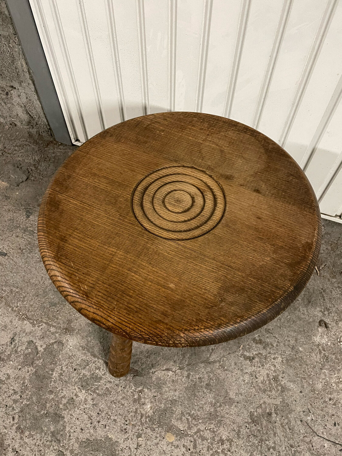 Wooden side table, turned wooden leg