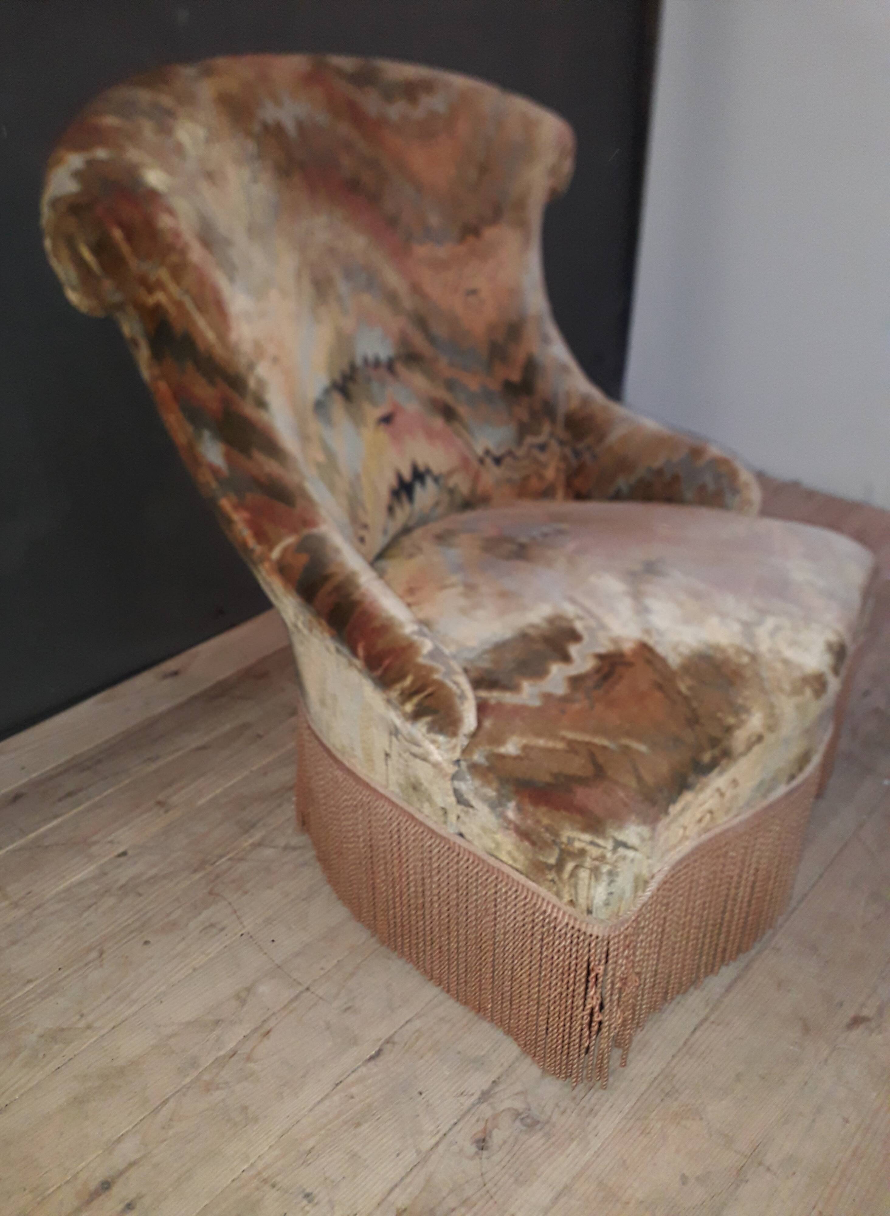 Fauteuil crapaud dossier chapeau de gendarme