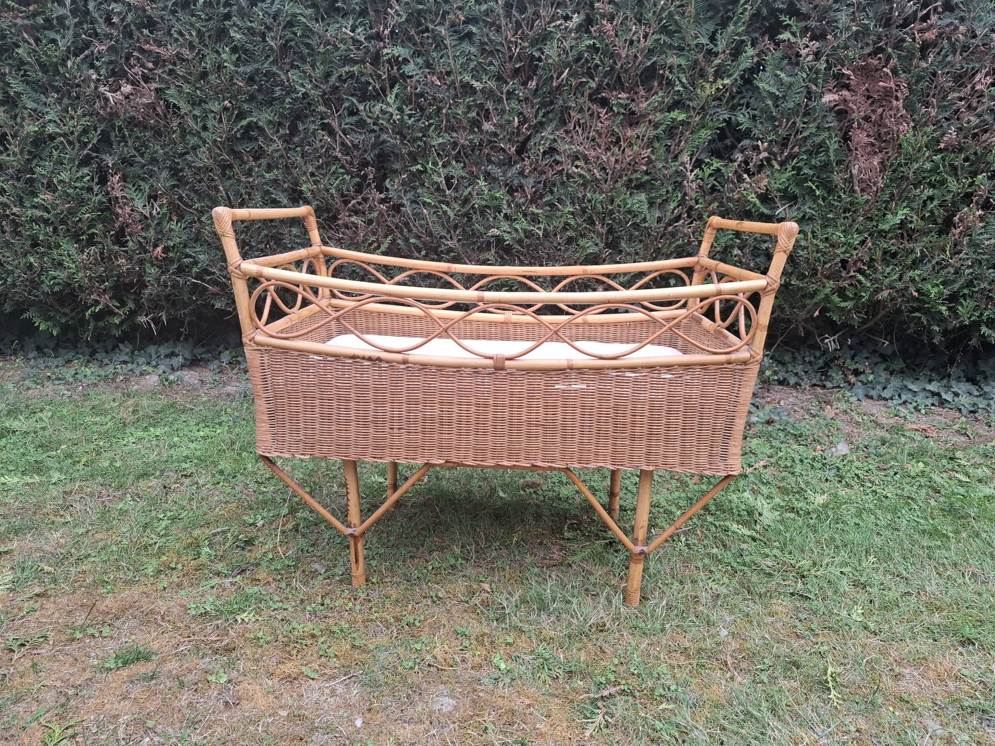 Lit bébé rotin vintage