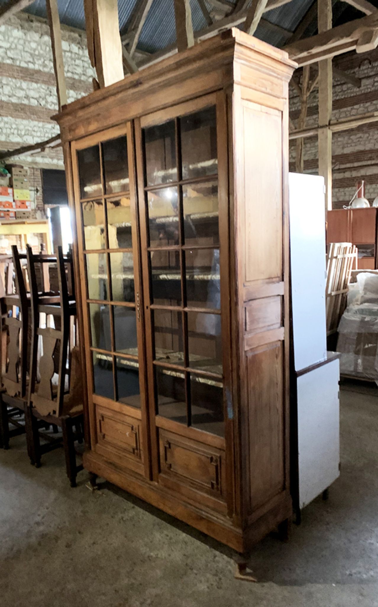 Ancienne - vitrine en bois massif