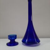 Carafe en verre bleu