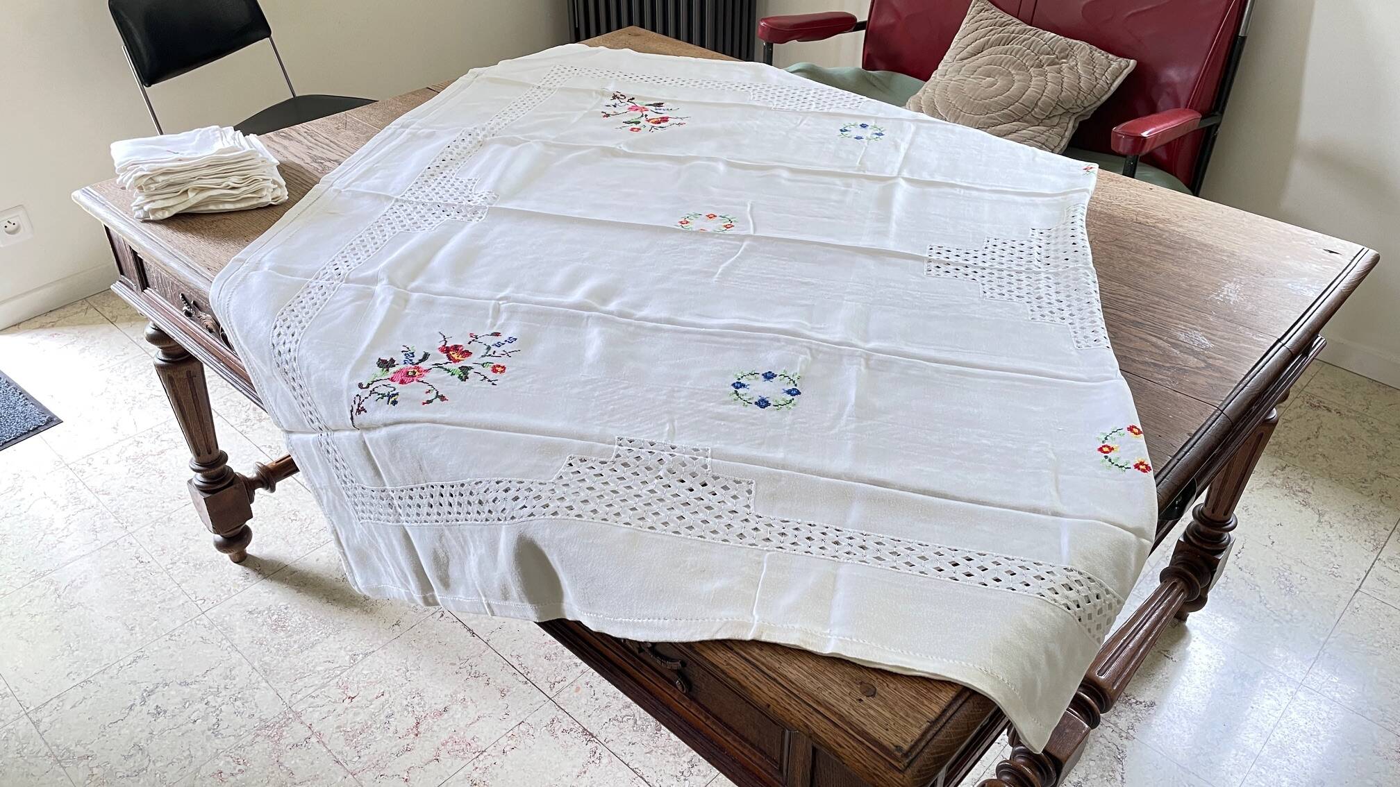 Embroidered tablecloth + 12 vintage napkins