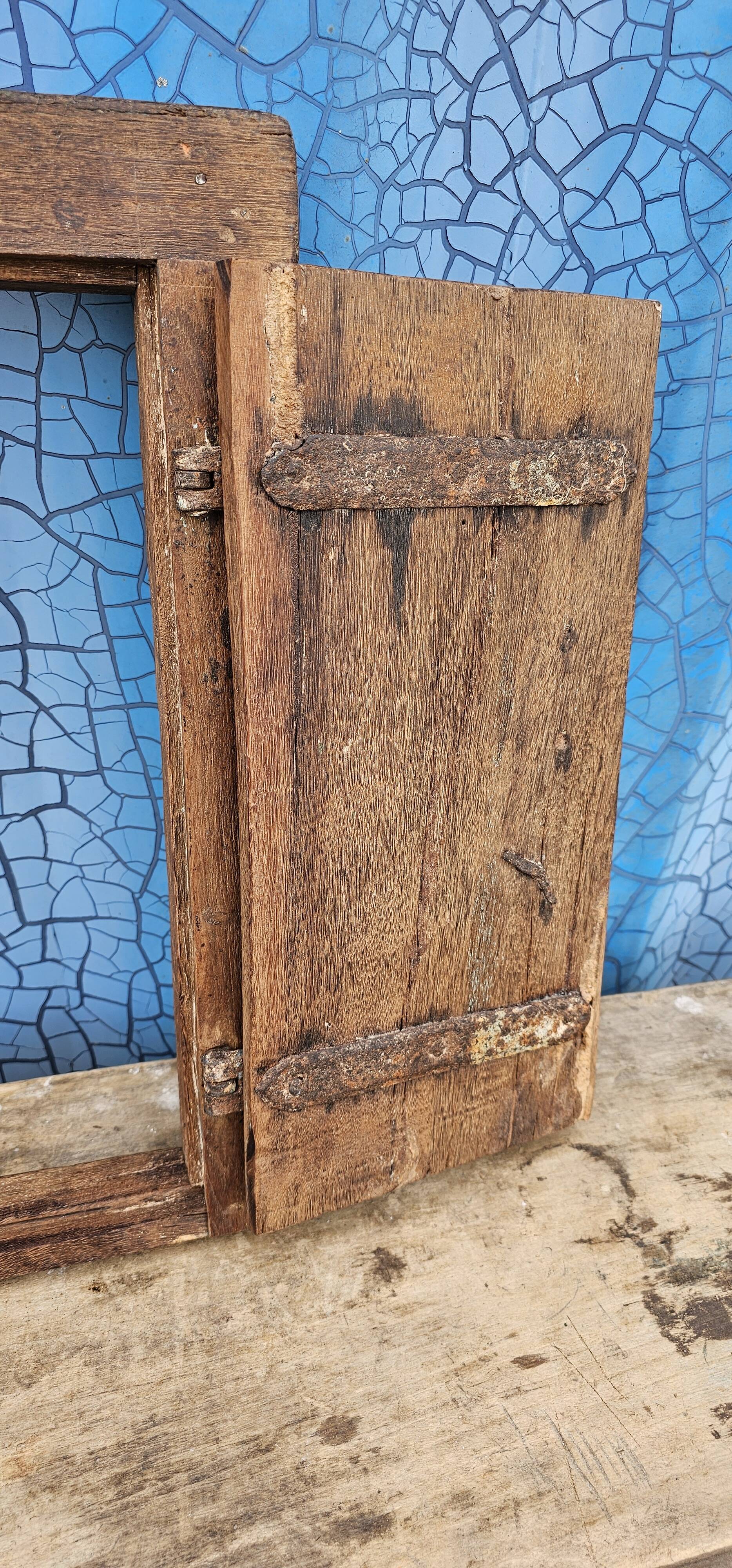 Ancienne fenêtre tribale en bois