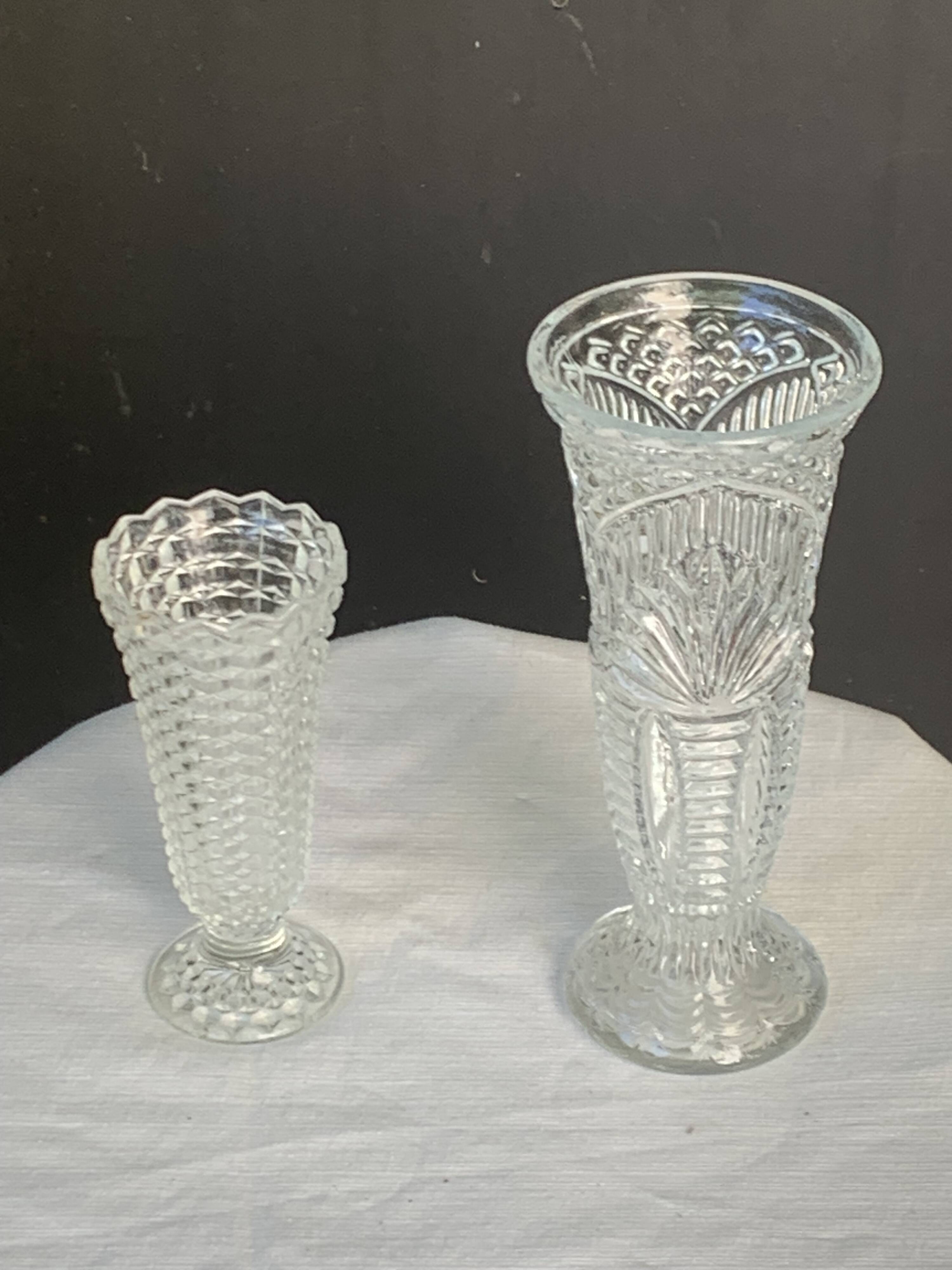 Lot de deux grands vases en verre transparent moule, sur pieds, vintage