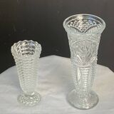 Lot de deux grands vases en verre transparent moule, sur pieds, vintage