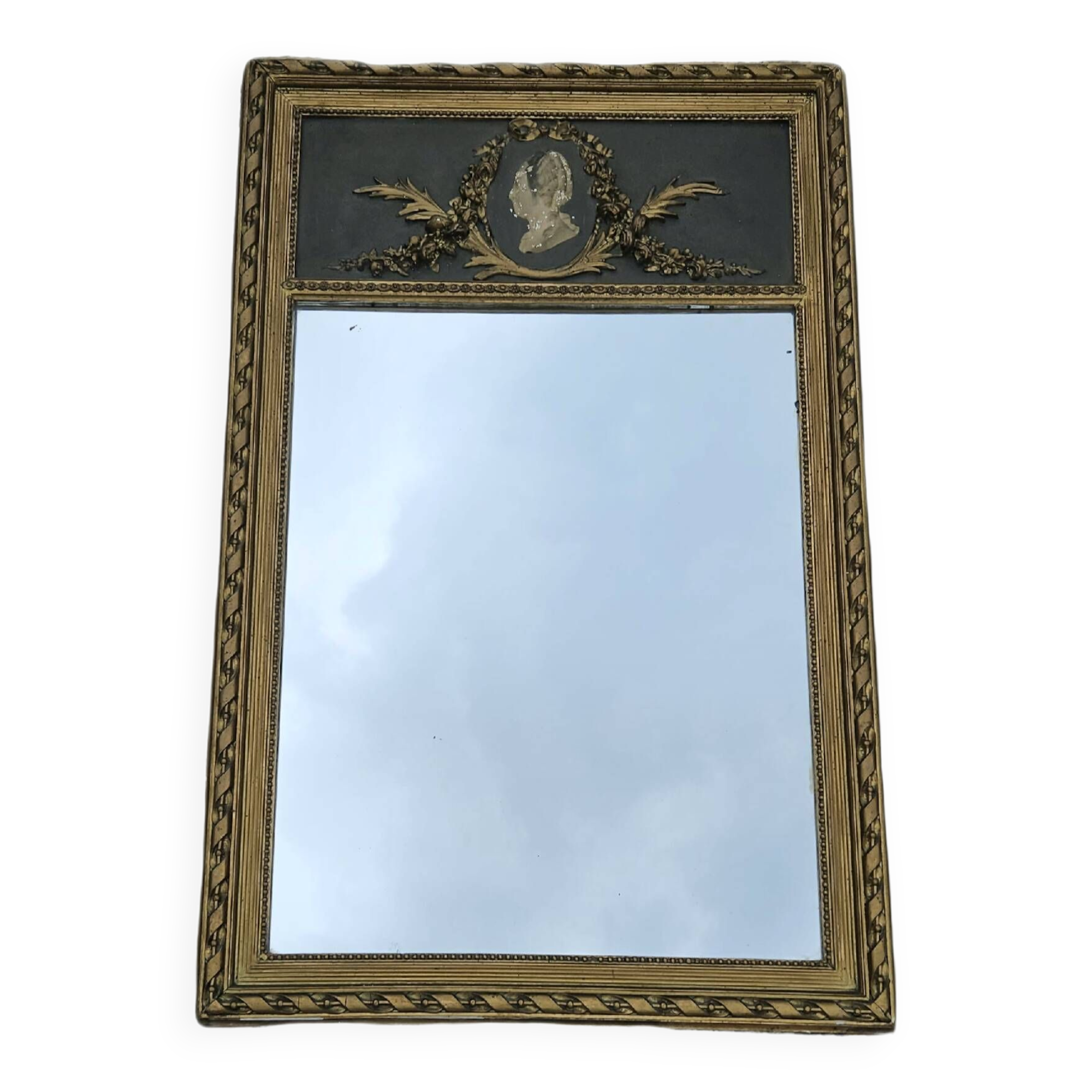 Miroir trumeau à decor d'un médaillon de femme 106cm haut