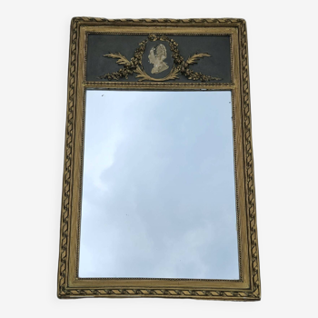 Miroir trumeau à decor d'un médaillon de femme 106cm haut