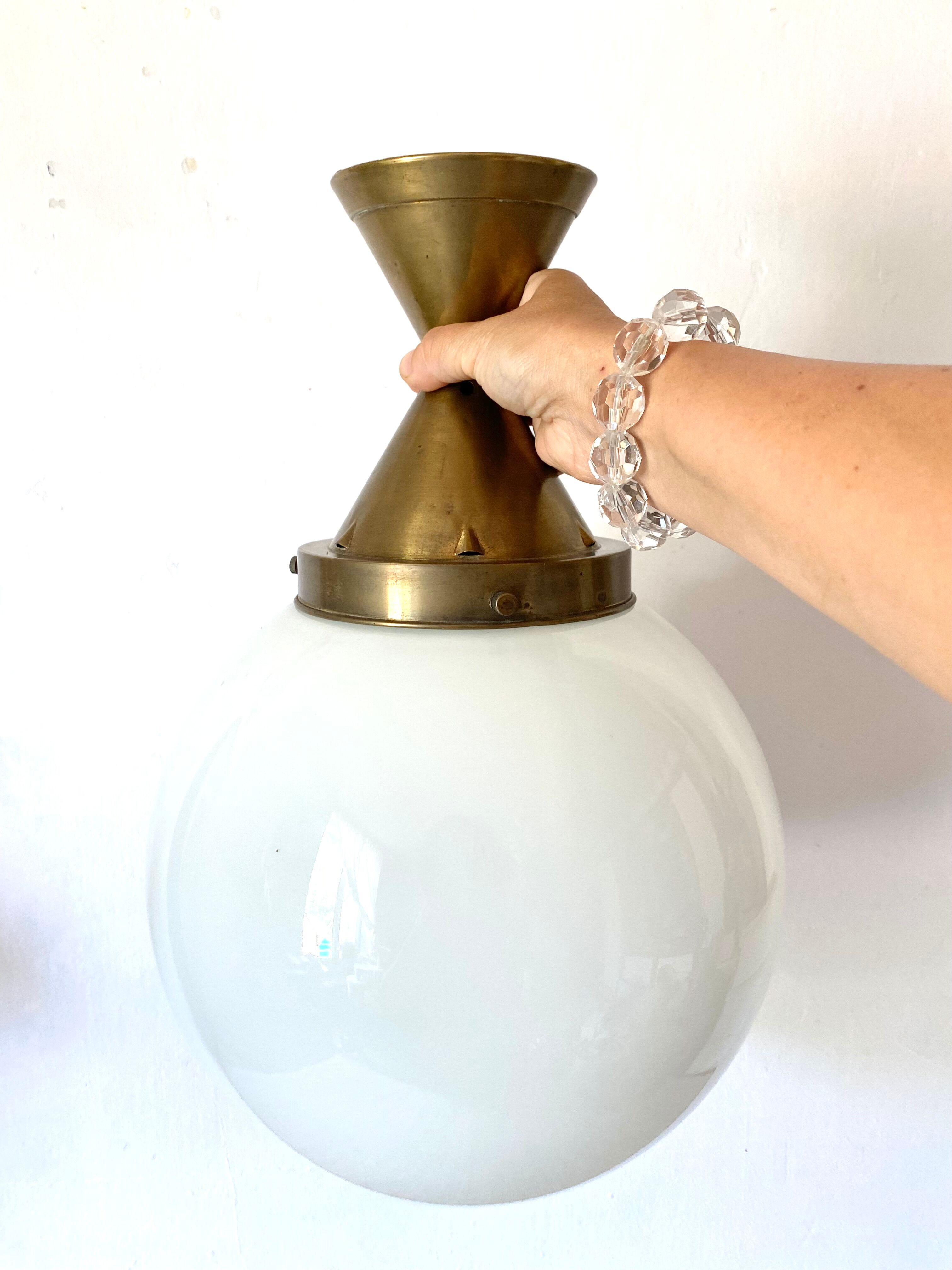 Plafonnier boule en opaline