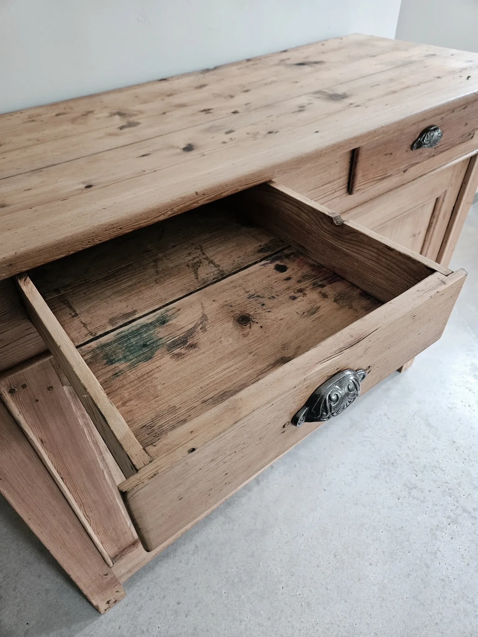 Bahut, buffet bas ancien pitchpin massif brut