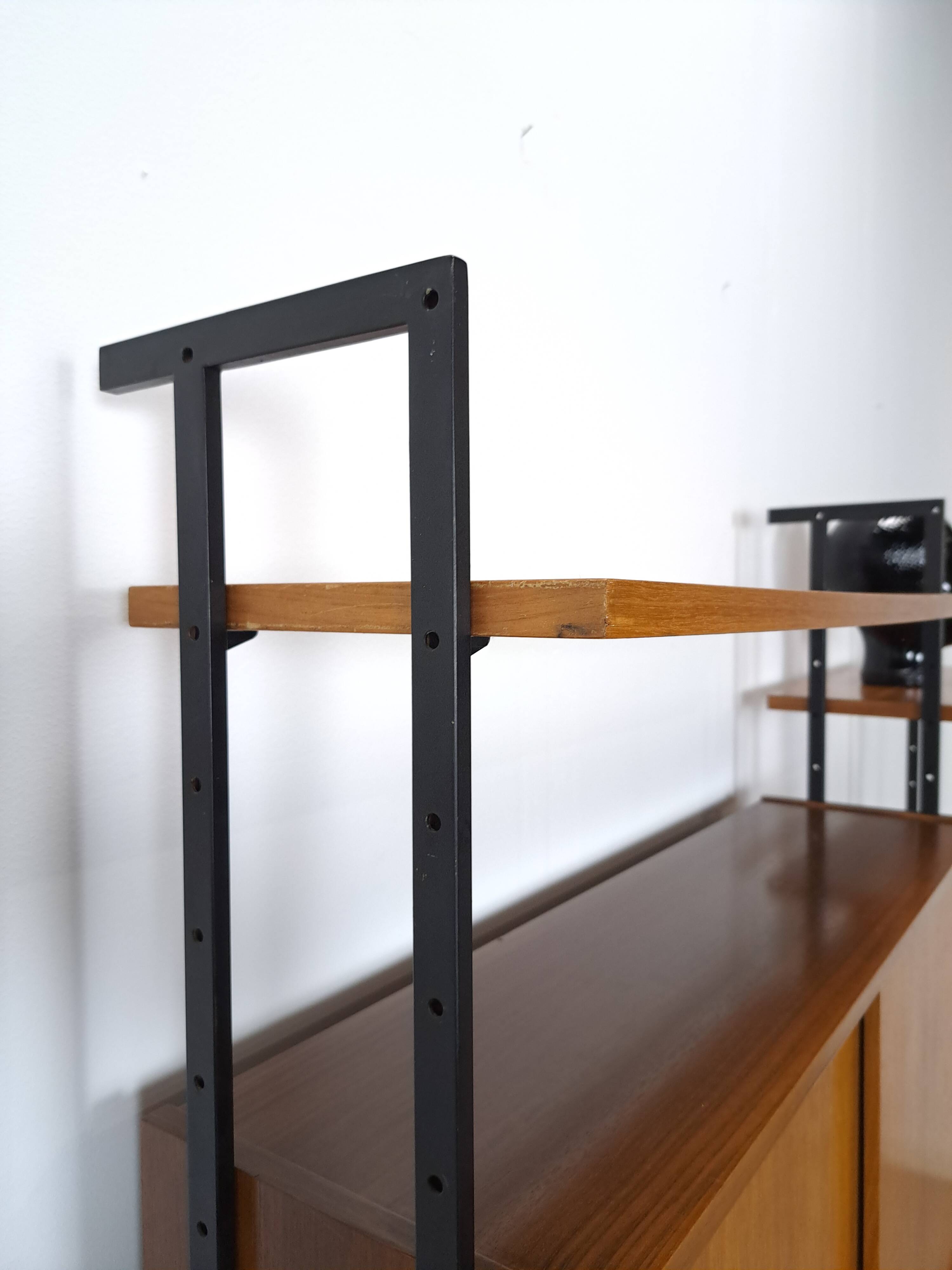 Modulair Omnia wandsysteem, Hilker, teak en zwart staal met legplanken