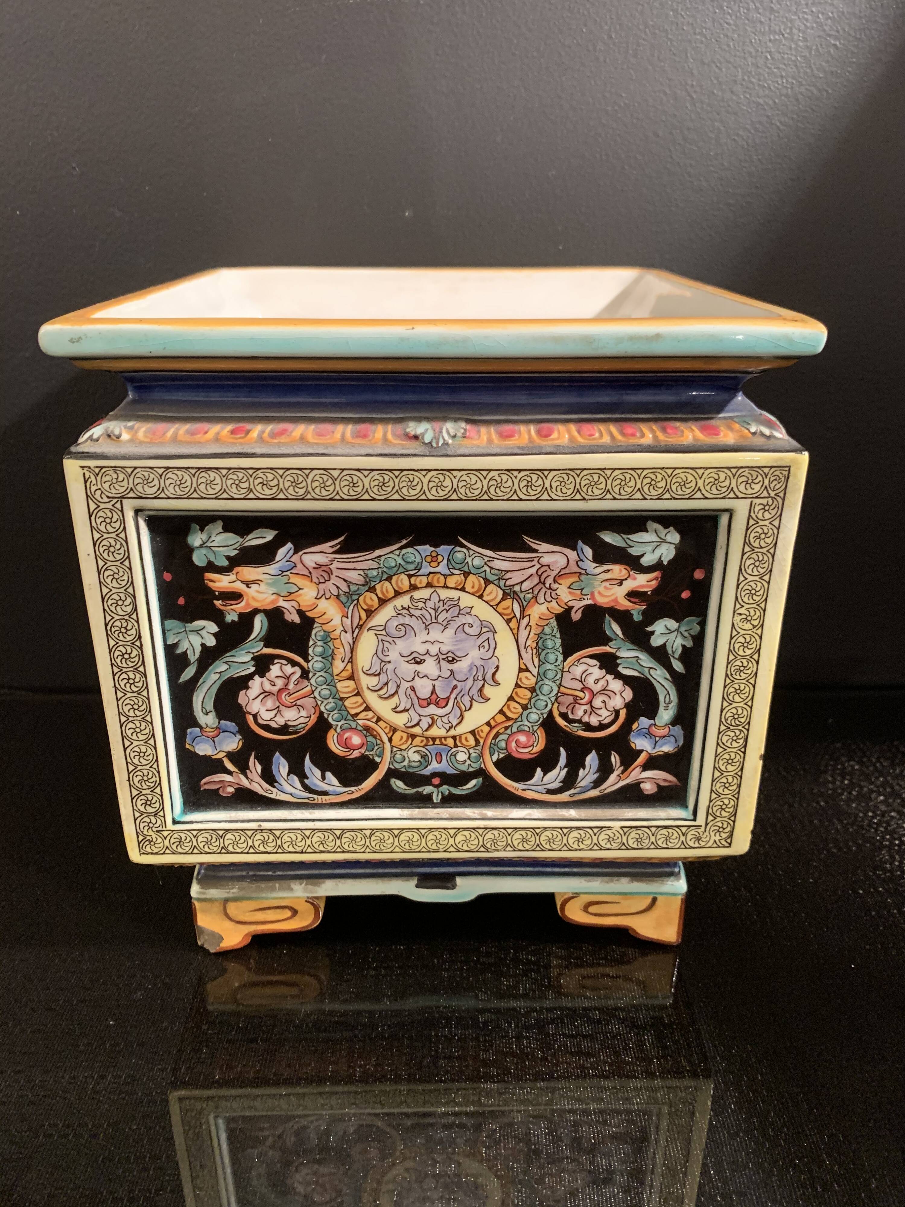 Sarreguemines, pot cache, gardener in earthenware XIXth