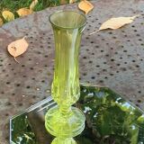Vase soliflore en verre vert anis, motif base diamant, vintage et design